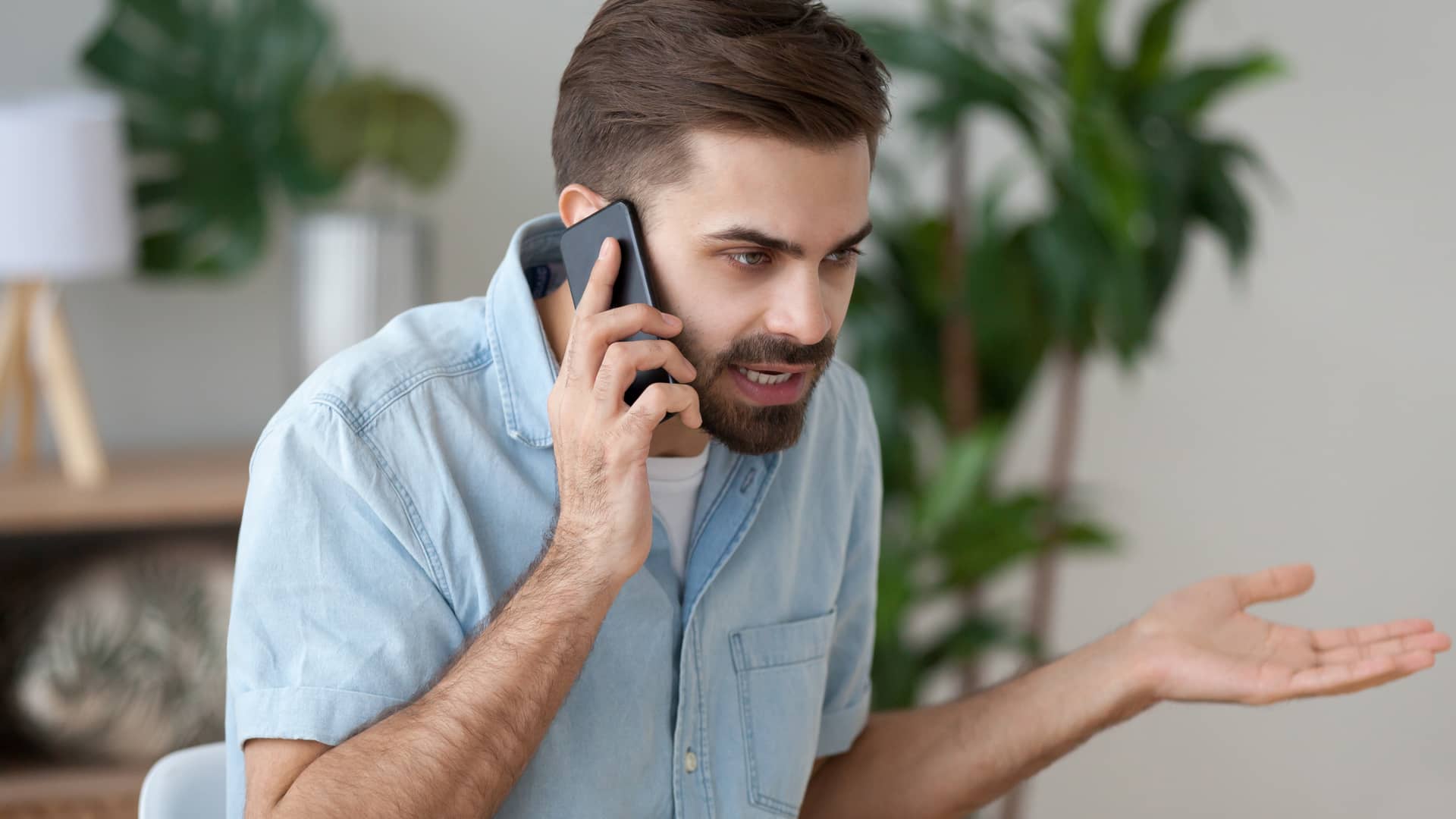 Cliente de caser aseguradora llamando por teléfono para dar de baja Cliente de caser aseguradora llamando por teléfono para dar de baja