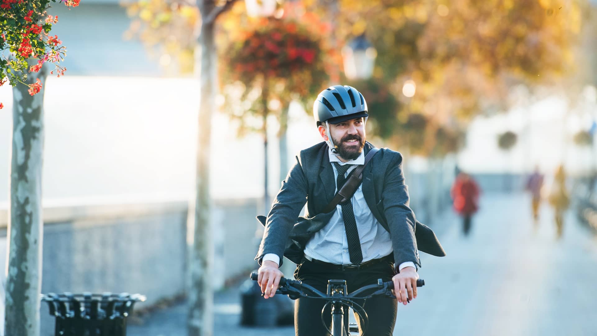 hombre de camino al trabajo montado en bicicleta que tiene un seguro especial con caser hombre de camino al trabajo montado en bicicleta que tiene un seguro especial con caser