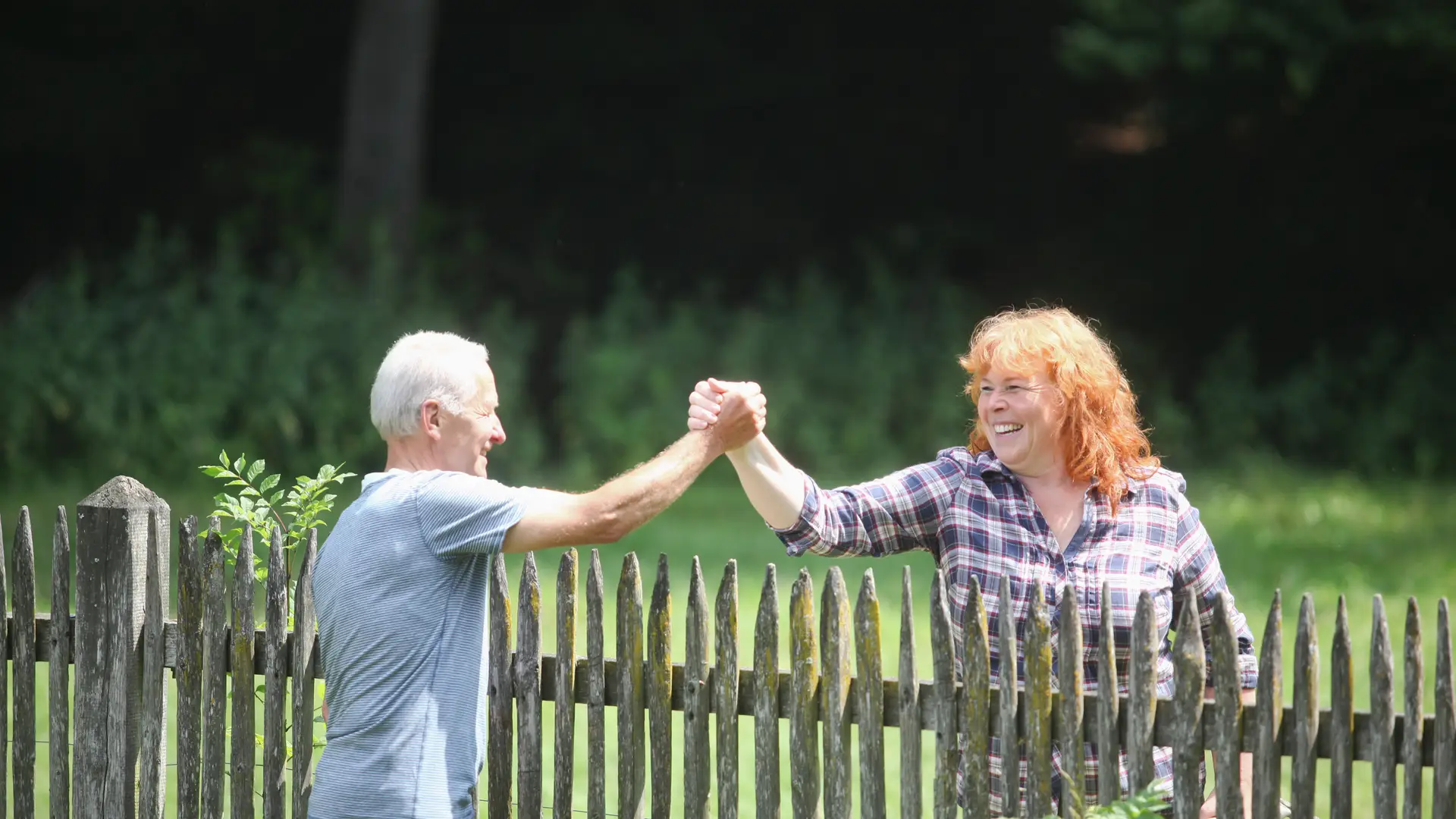 dos vecinosa saludandose tranquilos porque tienen un seguro de comunidades con caser dos vecinosa saludandose tranquilos porque tienen un seguro de comunidades con caser