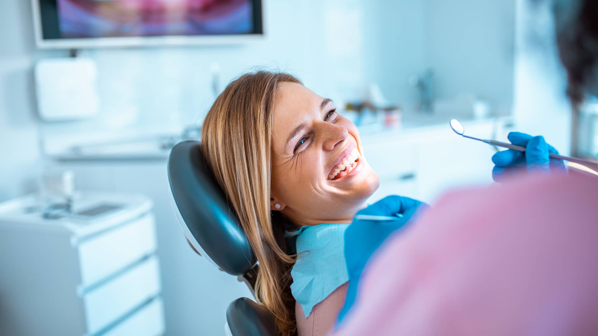 Mujer acudiendo a cita con su dentista a traves de su seguro dental de caser Mujer acudiendo a cita con su dentista a traves de su seguro dental de caser