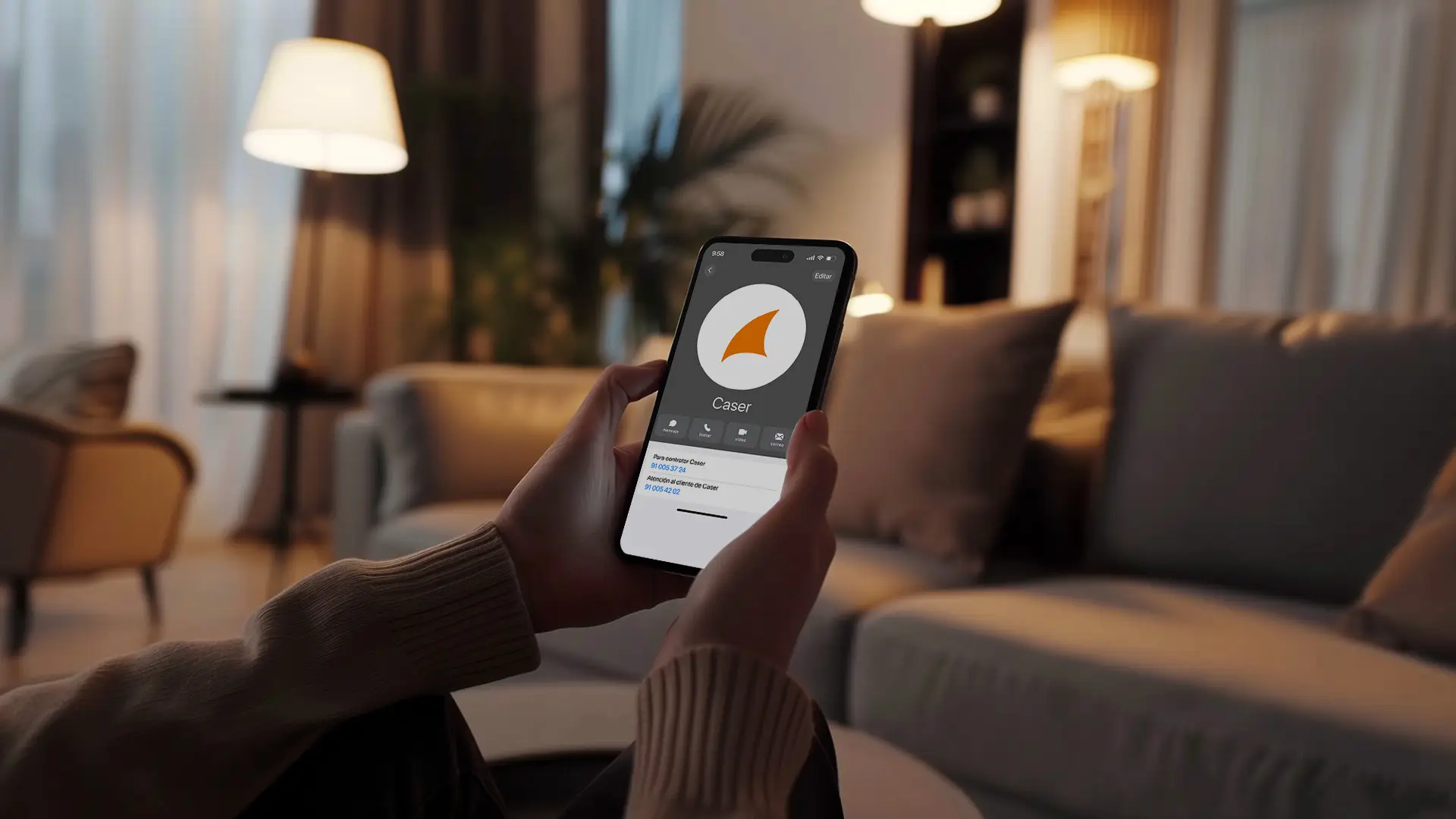 Pantalla de un móvil que tiene el contacto de Caser con el número de contratación 91 005 37 24 y el de atención al cliente a 91 005 42 02. Pantalla de un móvil que tiene el contacto de Caser con el número de contratación 91 005 37 24 y el de atención al cliente a 91 005 42 02.