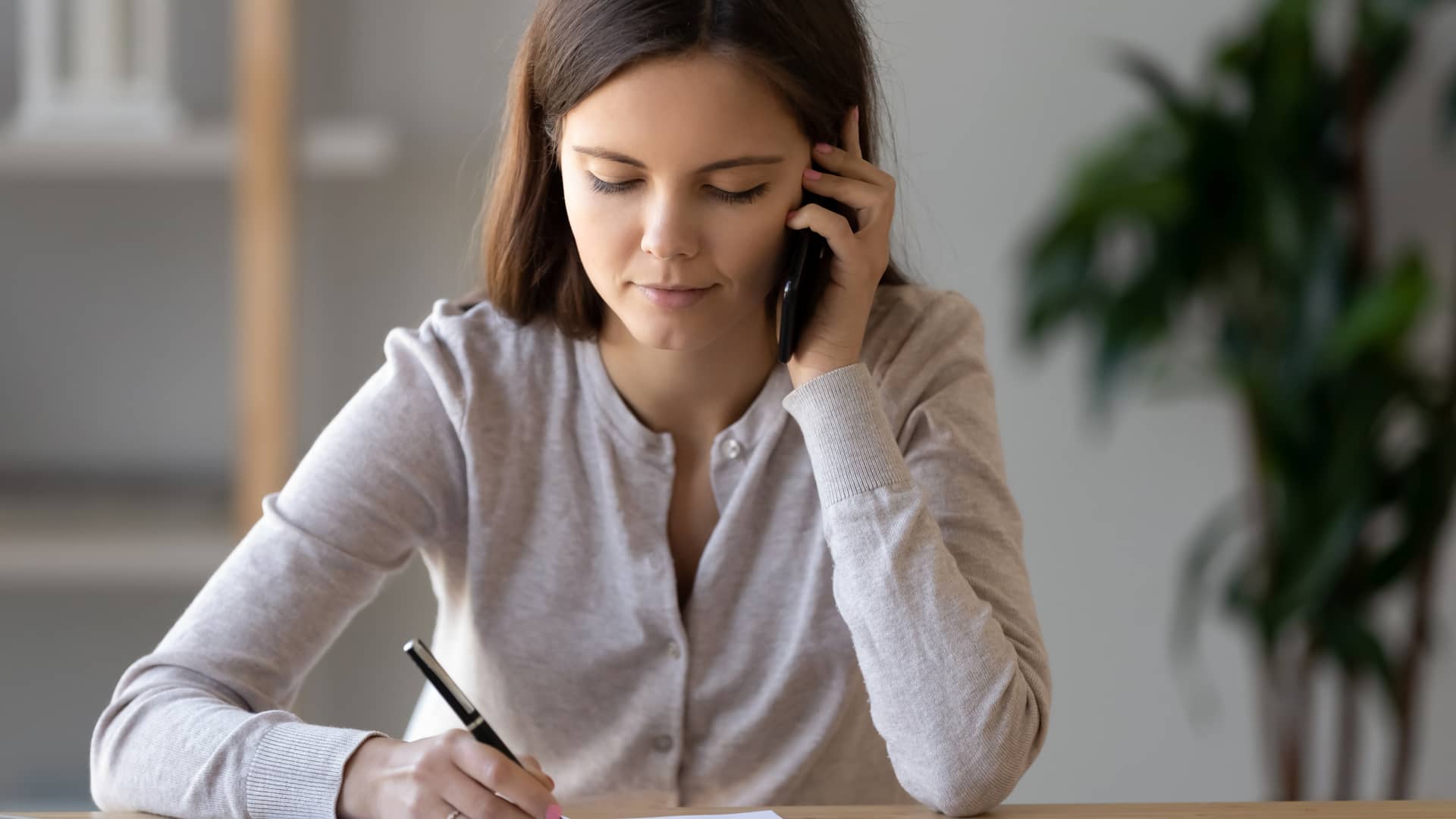 Mujer hablando por teléfono con agente de catalana occidente para dar de baja servicios contratados Mujer hablando por teléfono con agente de catalana occidente para dar de baja servicios contratados