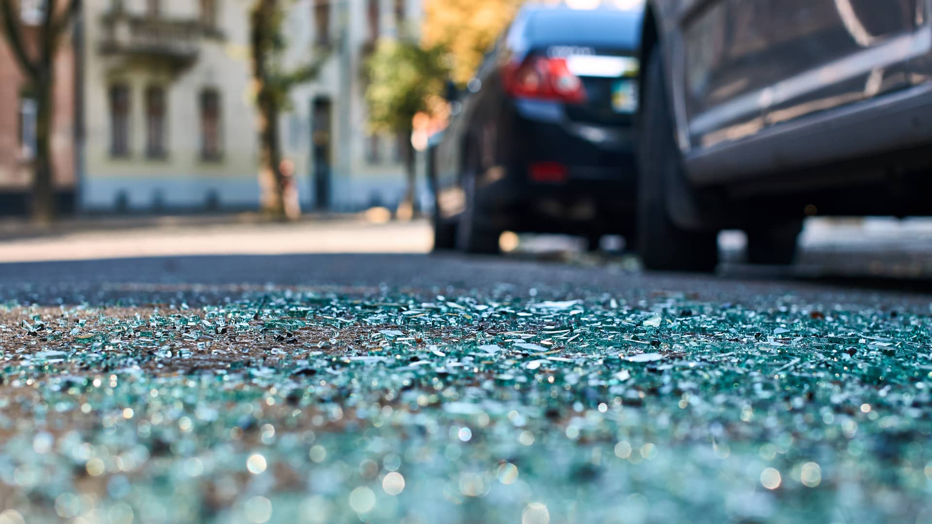 Restos de cristales de accidente y dueños y conductores rellenando parte en sus respectivos coches Restos de cristales de accidente y dueños y conductores rellenando parte en sus respectivos coches