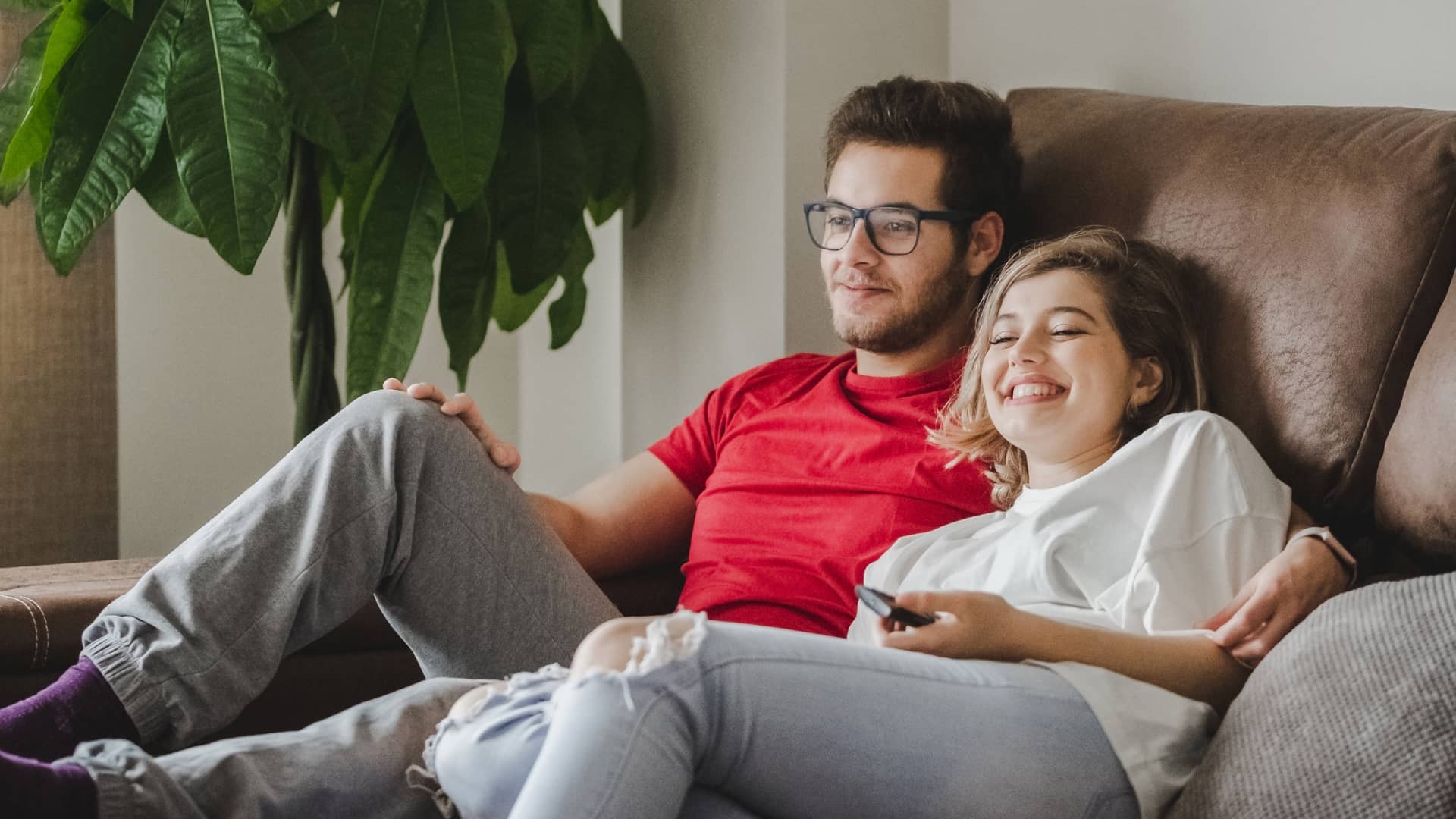 Joven pareja con seguro de hogar con catalana occidente