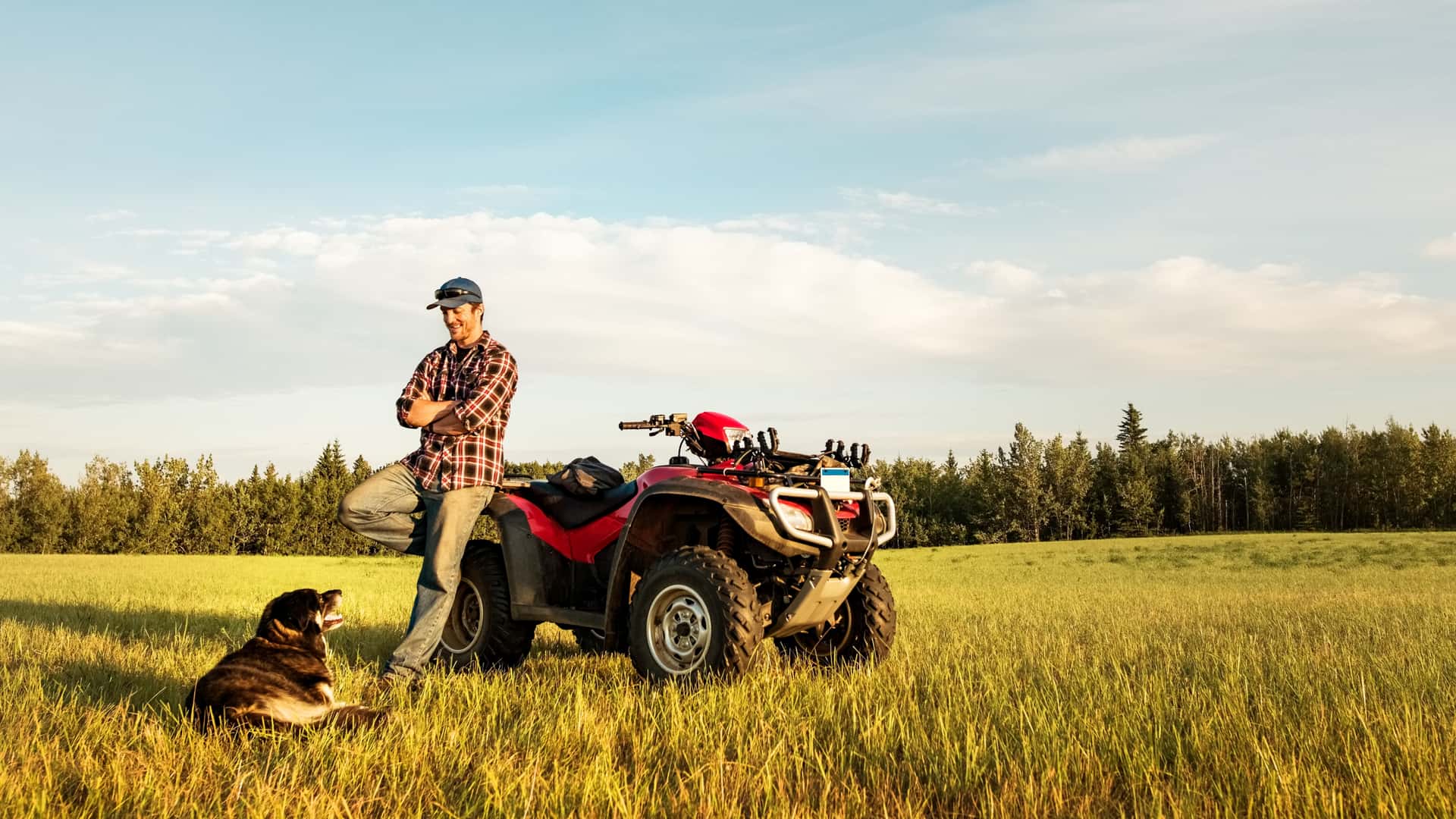 Hombre apoyado sobre su quad asegurado con catalana occidente Hombre apoyado sobre su quad asegurado con catalana occidente