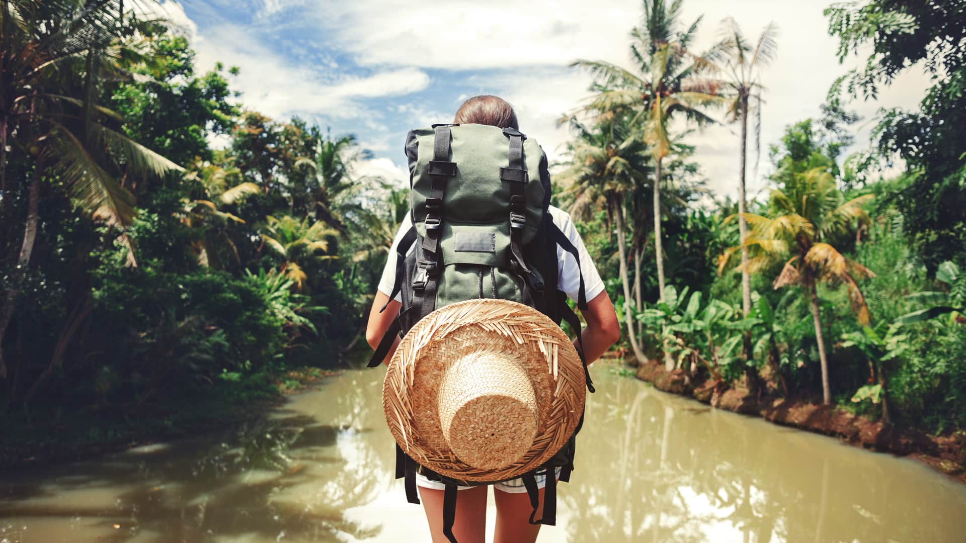 Mujer de vacaciones con su mochila y con seguro de viaje cap aventura contratado con chapka Mujer de vacaciones con su mochila y con seguro de viaje cap aventura contratado con chapka