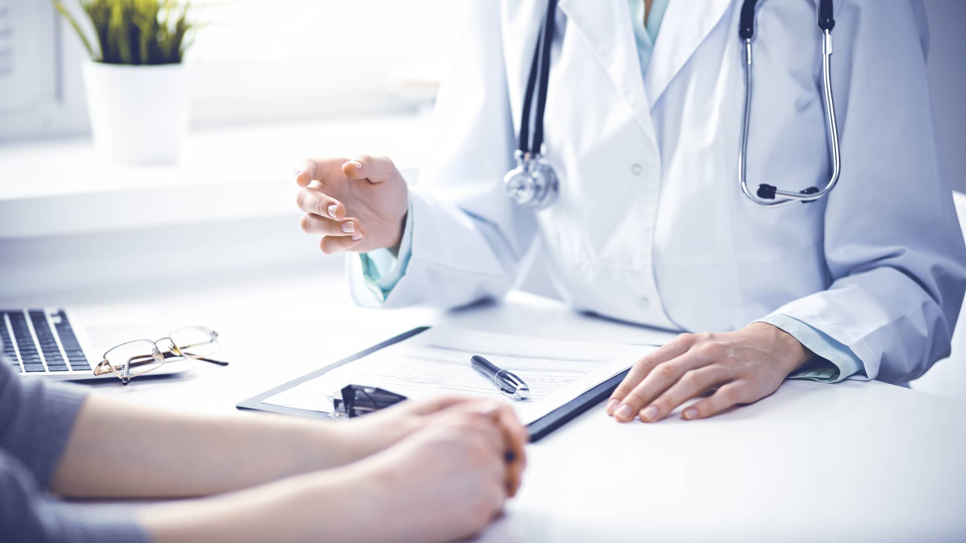 Médico de seguro de salud cigna pasando consulta Médico de seguro de salud cigna pasando consulta