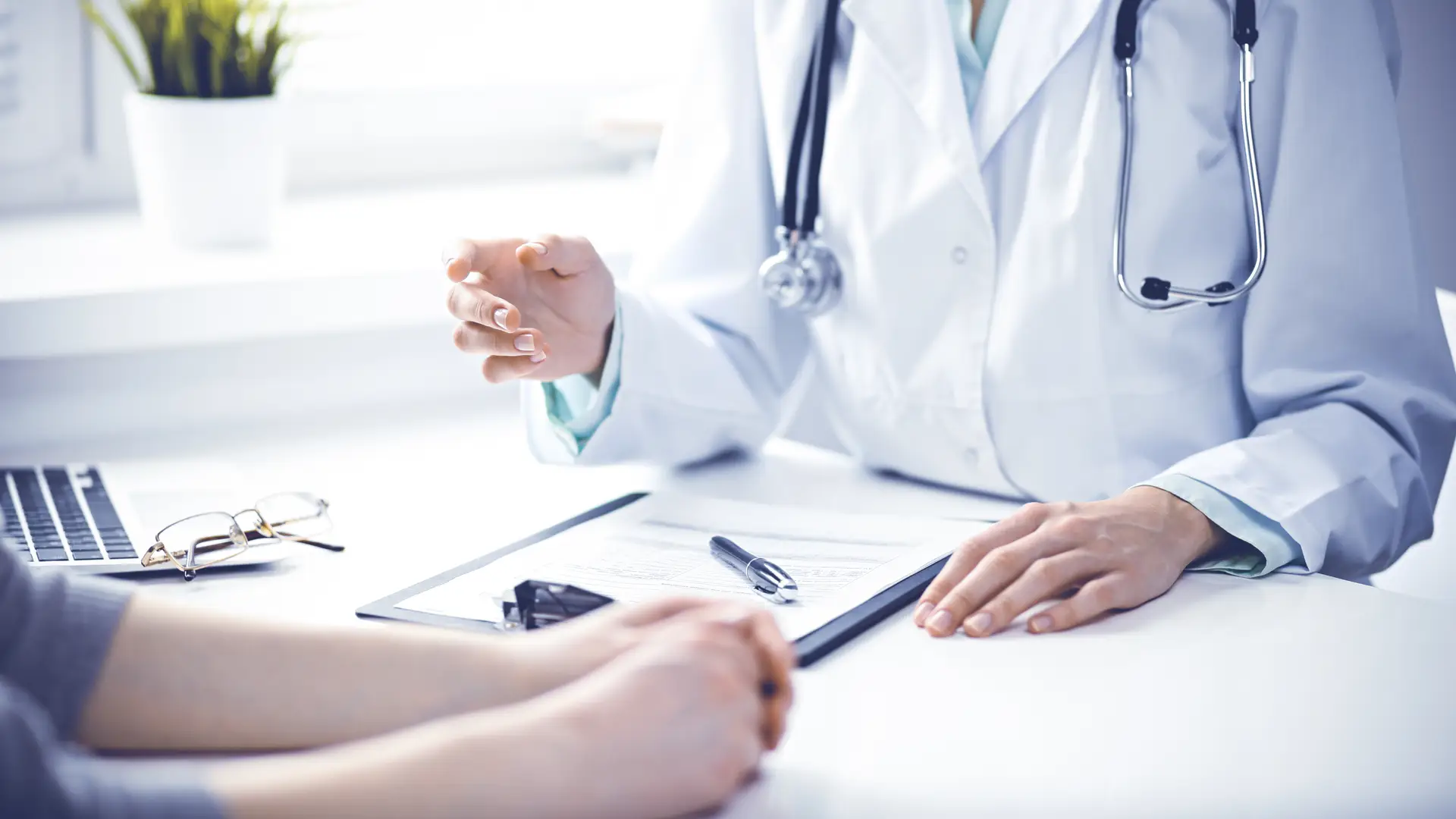 Médico de seguro de salud cigna pasando consulta Médico de seguro de salud cigna pasando consulta