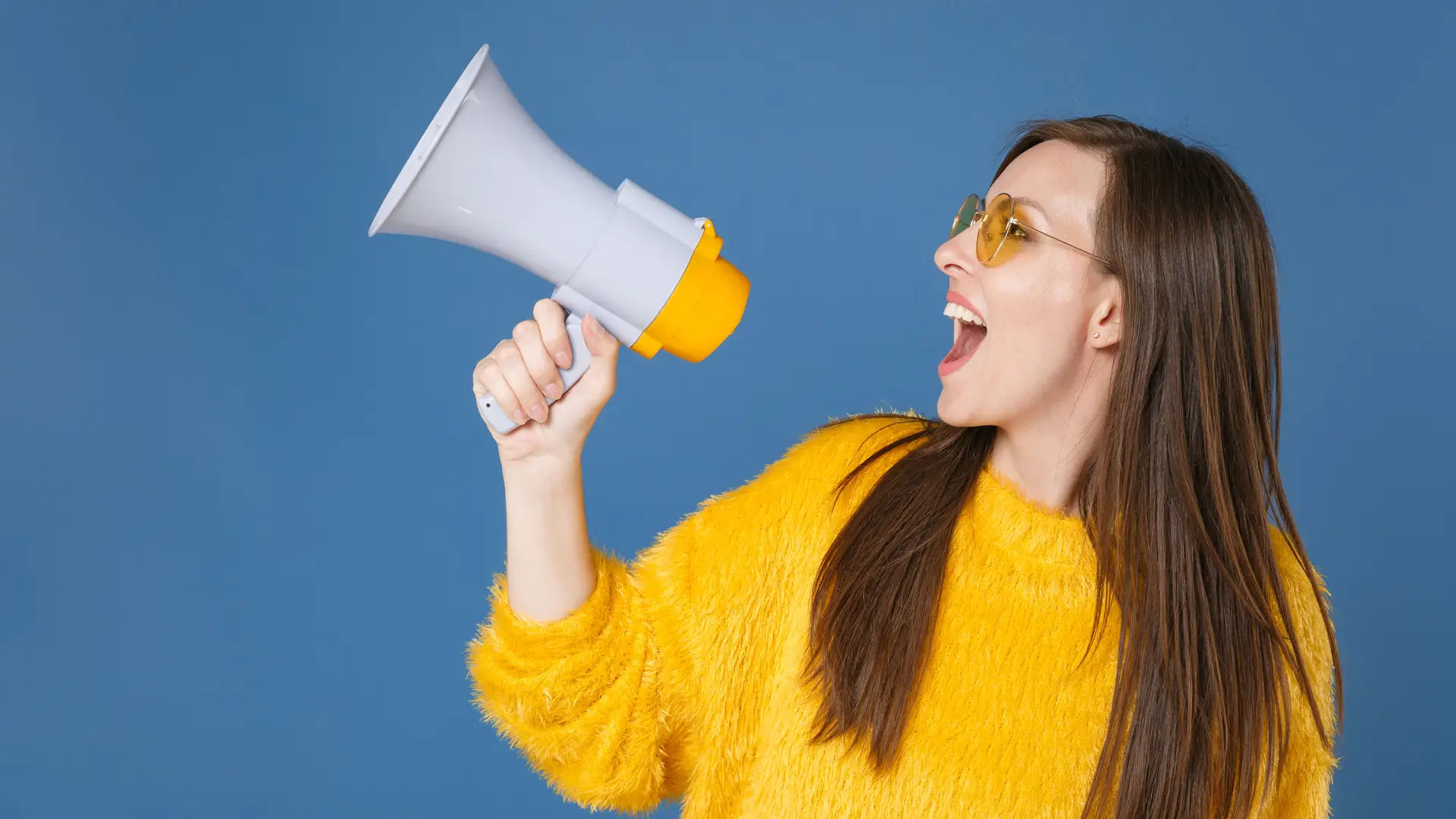 Chica con un meáfono sobre un fondo azul que representa las opiniones de Cleverea