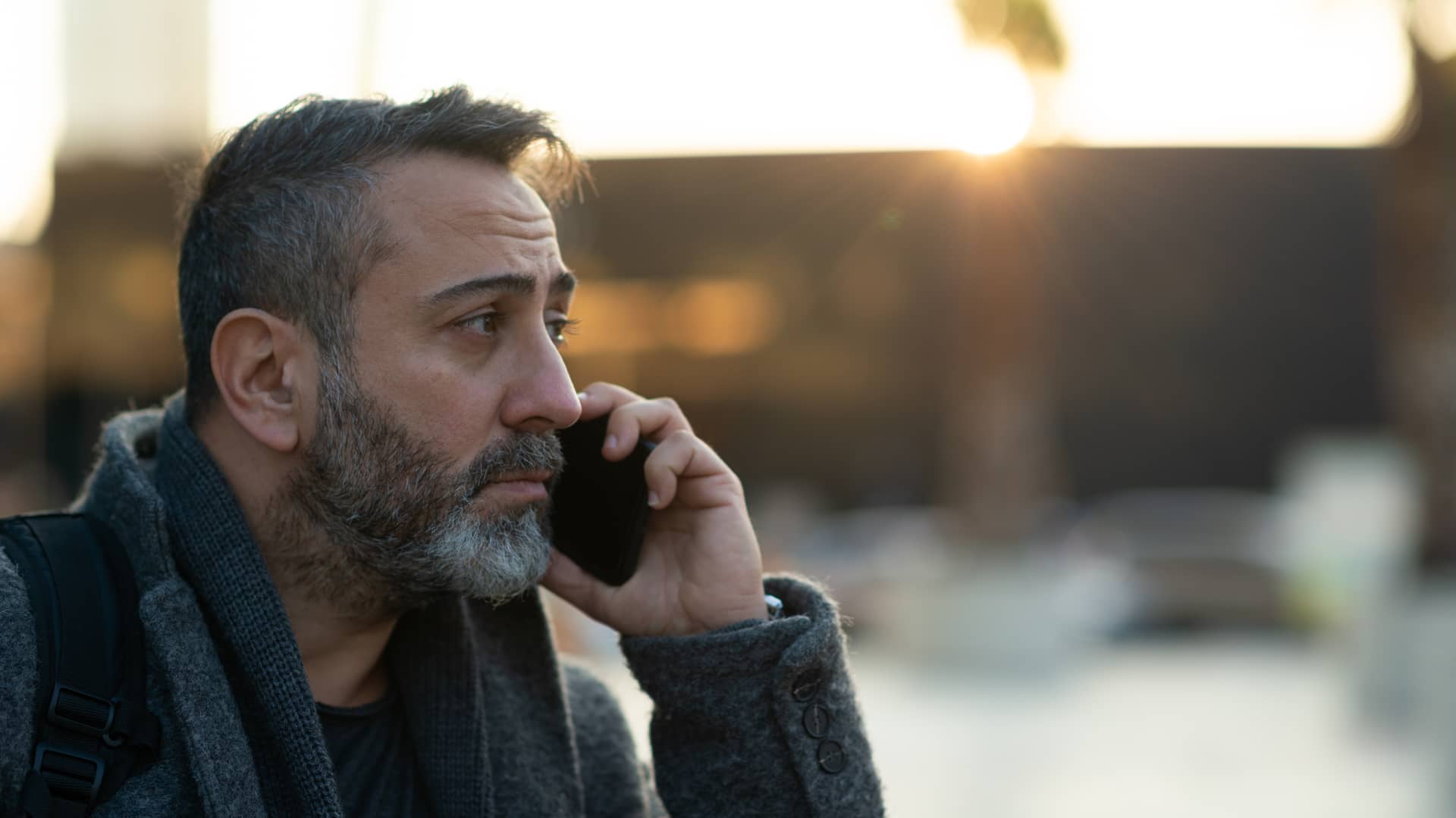 Hombre hablando por teléfono para dar de baja servicios contratados con direct seguros Hombre hablando por teléfono para dar de baja servicios contratados con direct seguros