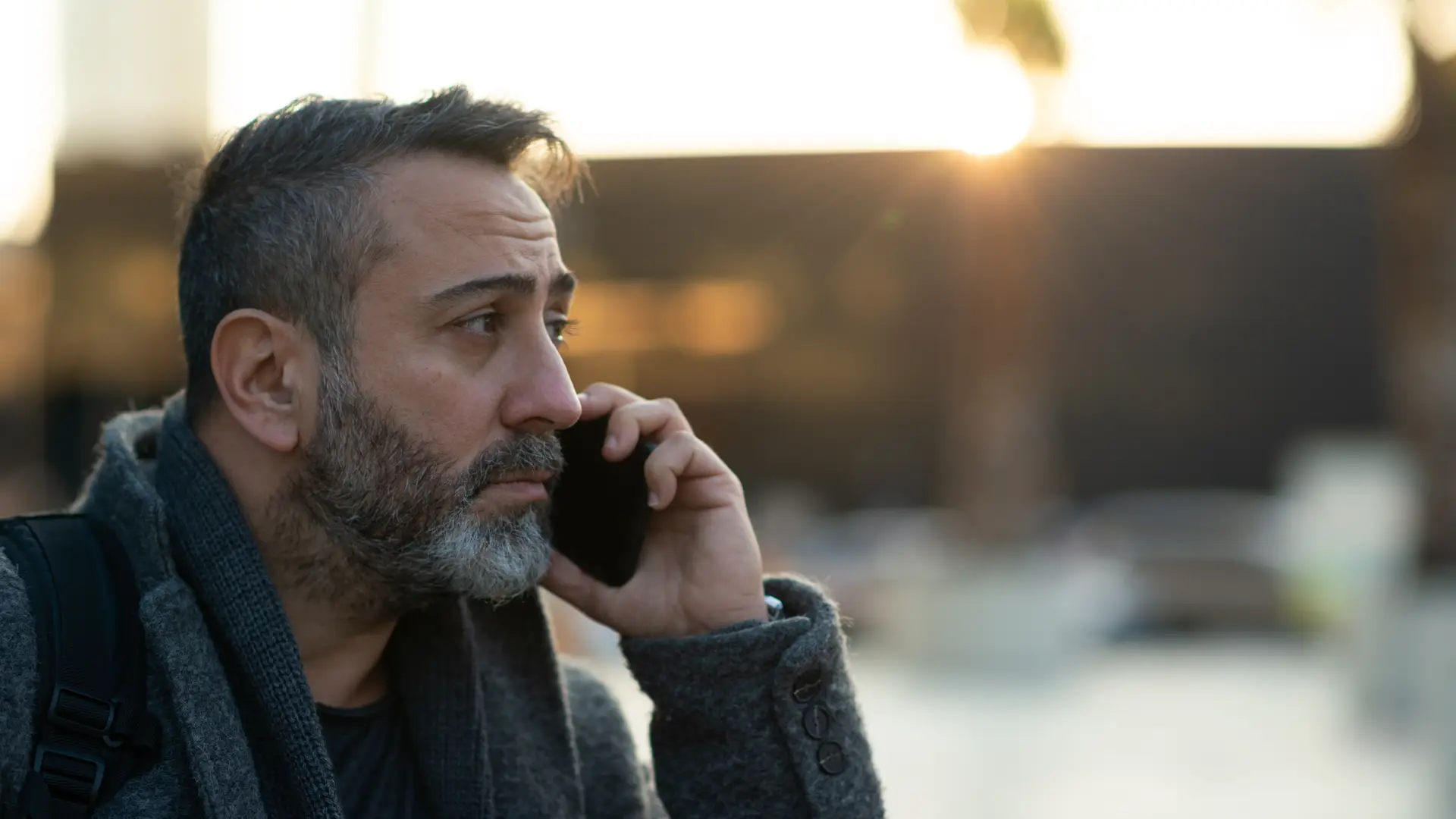 Hombre hablando por teléfono para dar de baja servicios contratados con direct seguros Hombre hablando por teléfono para dar de baja servicios contratados con direct seguros