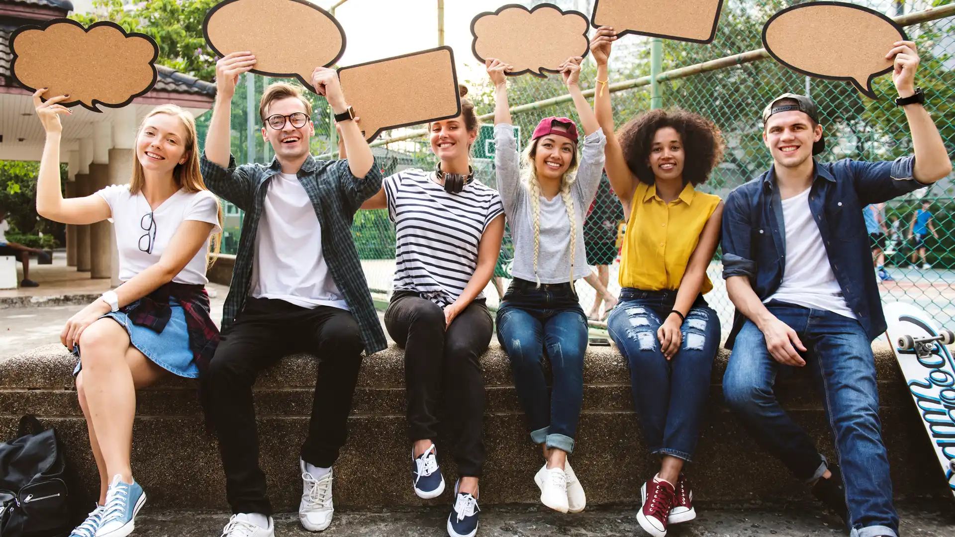 Gente sonriente sujetando bocadillos de dialogo representa opiniones sobre direct seguros