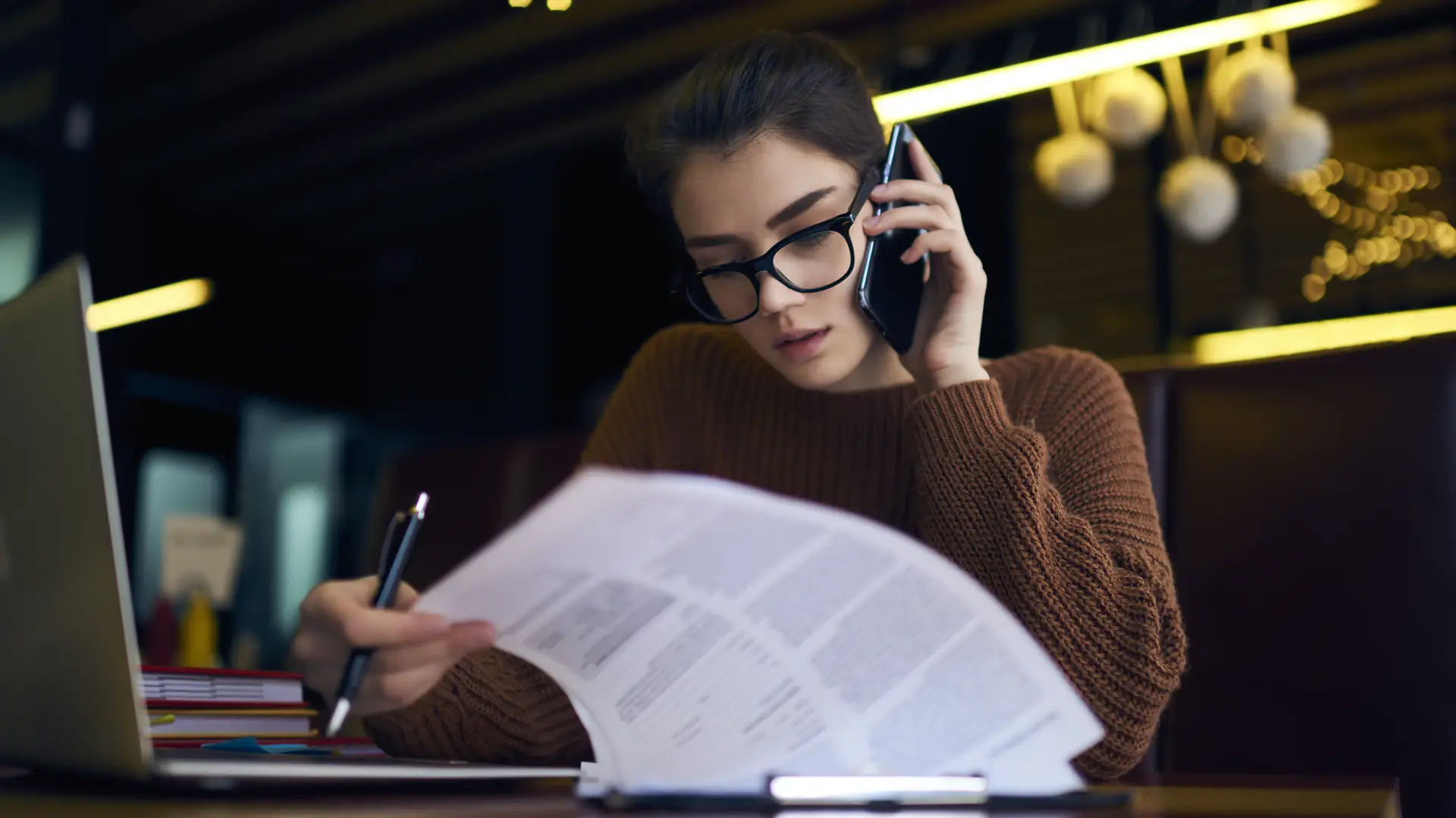 Una chica preparando el papeleo para poner una reclamacion a la empresa Direct Seguros Una chica preparando el papeleo para poner una reclamacion a la empresa Direct Seguros