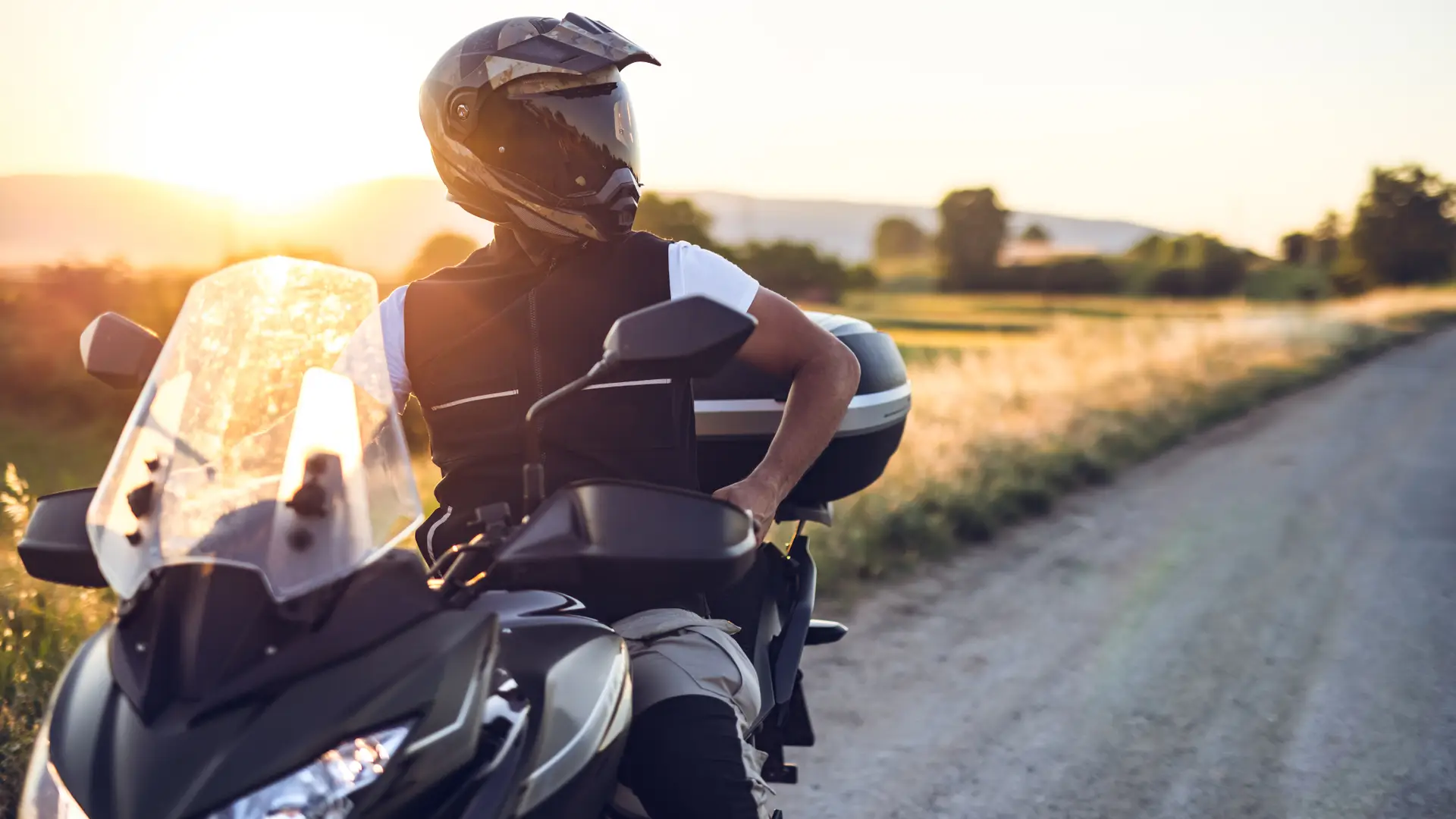 Hombre disfrutando de paseo con su moto asegurada con direct seguros Hombre disfrutando de paseo con su moto asegurada con direct seguros