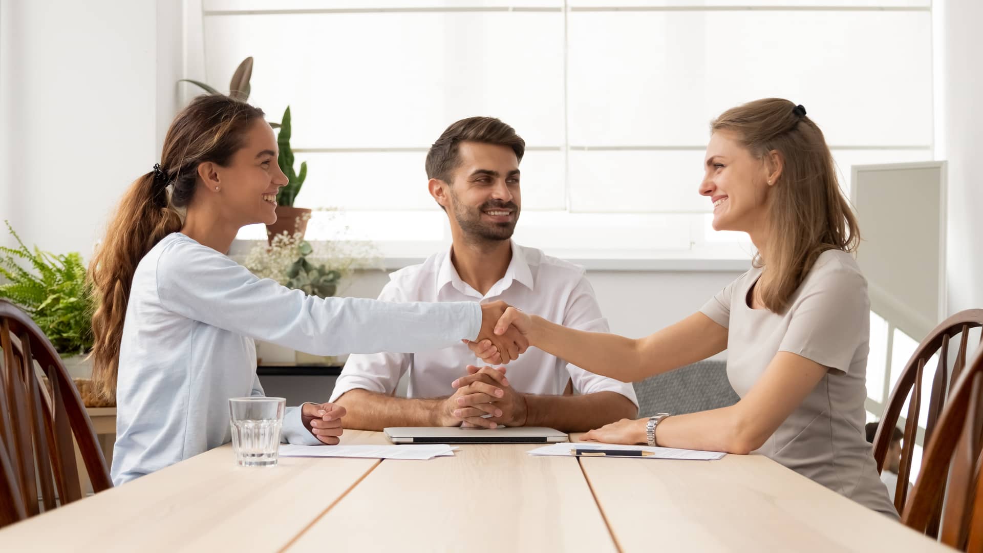 dos chicas haciendo uso del servicio de mediadores que oferta divina pastora dos chicas haciendo uso del servicio de mediadores que oferta divina pastora