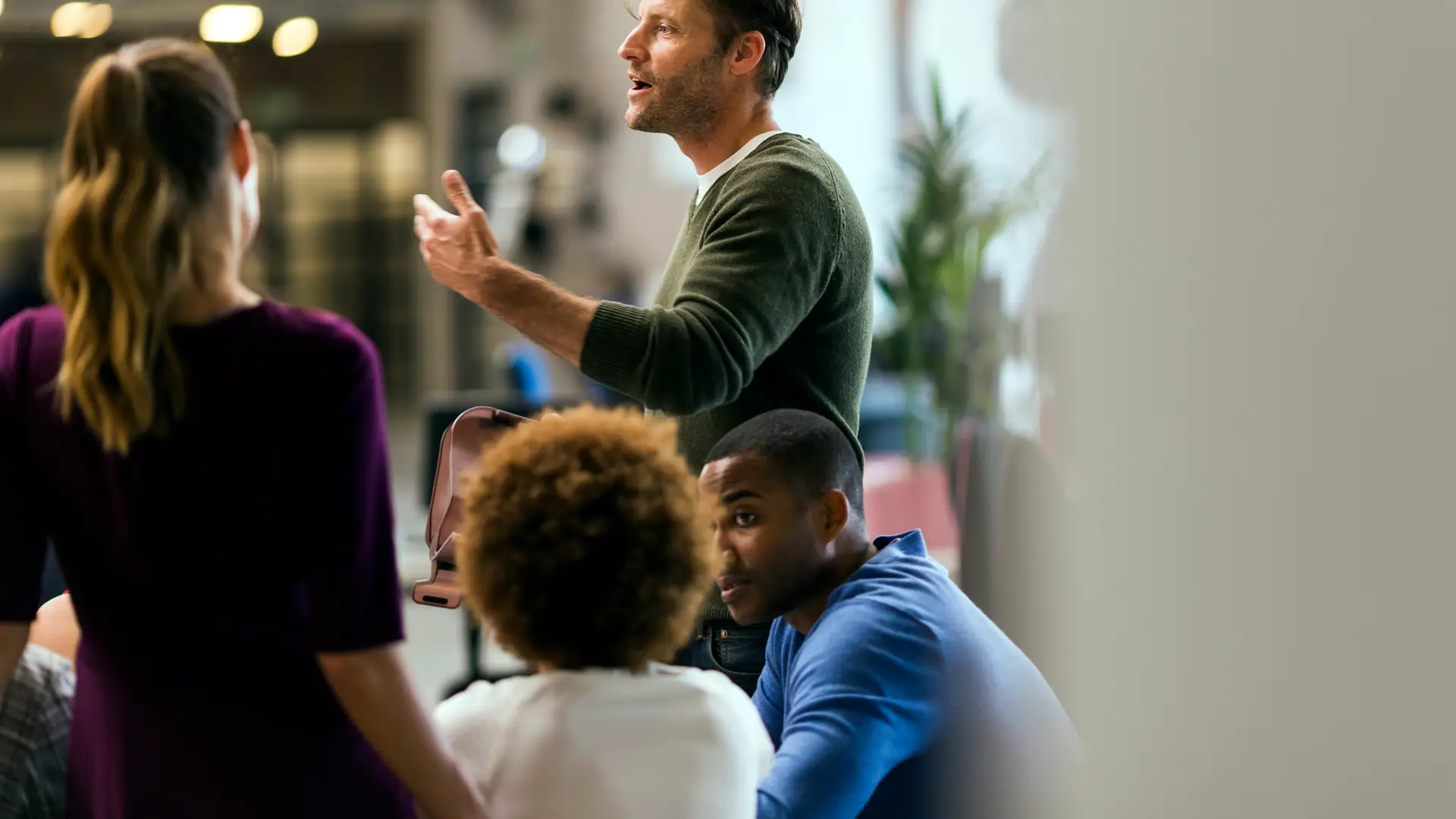 Hombre dando su opinión sobre aseguradora divina pastora Hombre dando su opinión sobre aseguradora divina pastora