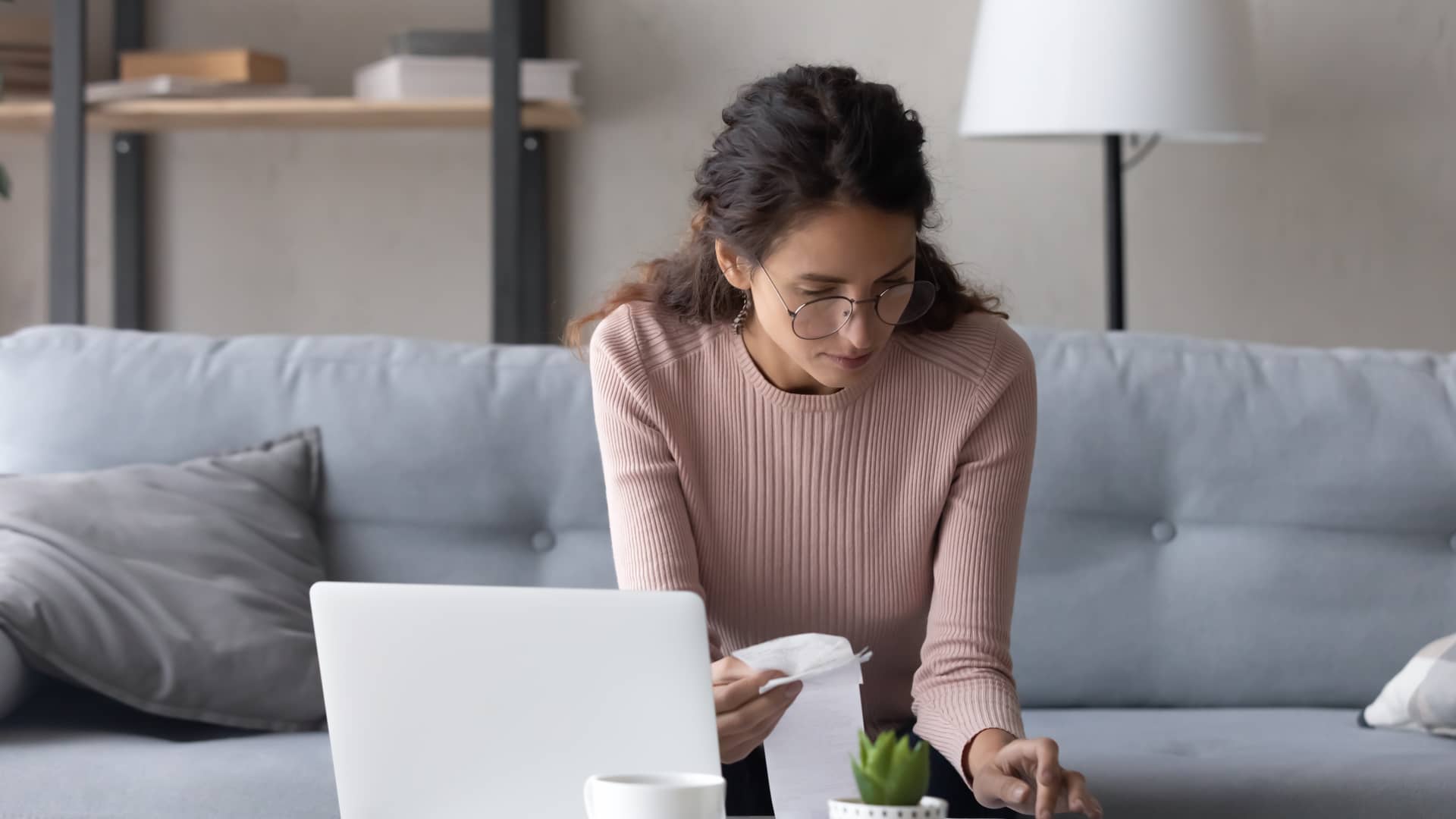 mujer con su ordenador revisando los precios de su seguros con divina pastora mujer con su ordenador revisando los precios de su seguros con divina pastora
