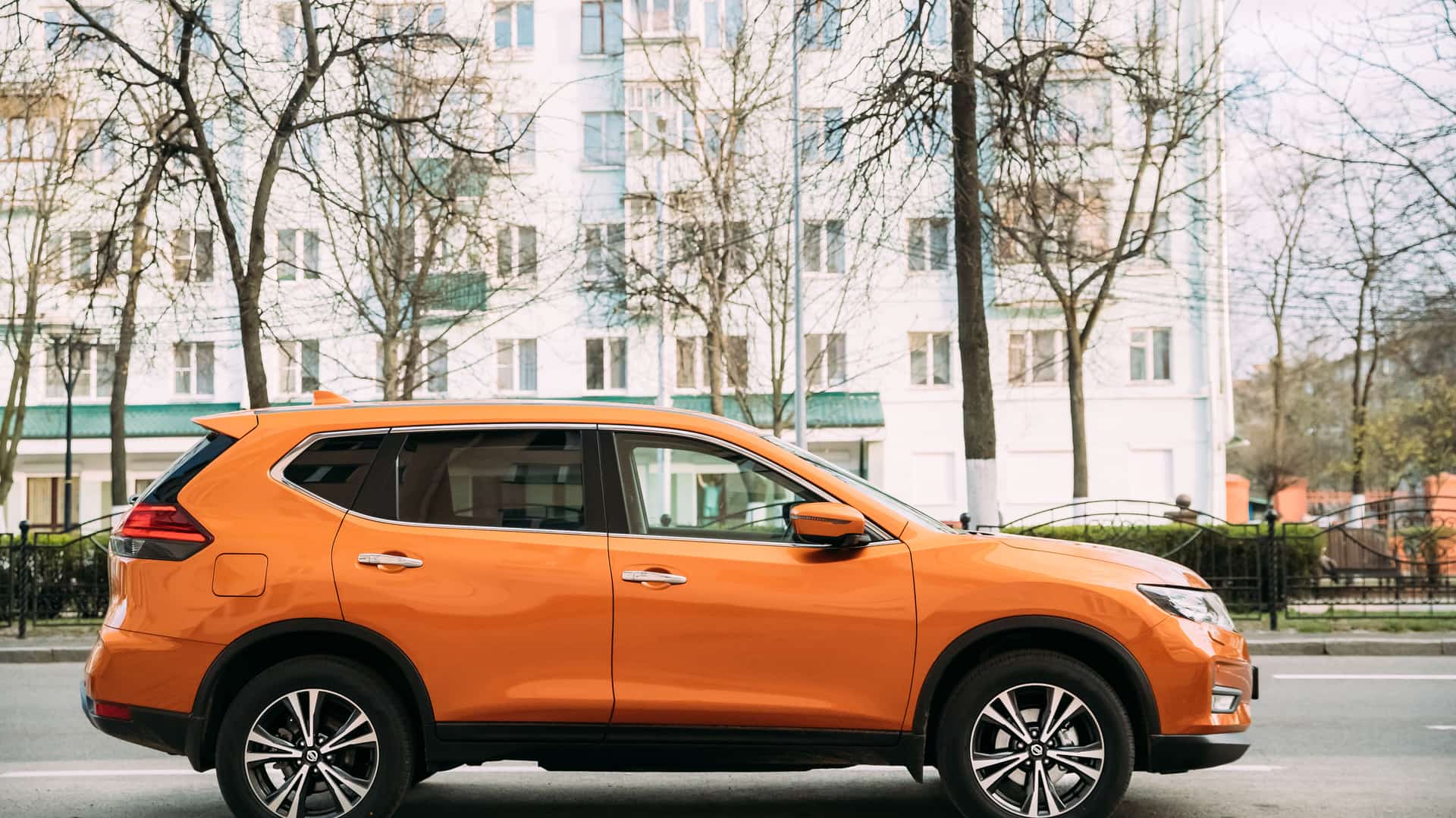 Coche naranja asegurado con divina pastora aseguradora Coche naranja asegurado con divina pastora aseguradora