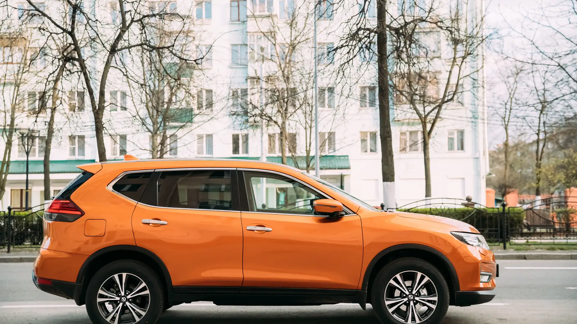 Coche naranja asegurado con divina pastora aseguradora Coche naranja asegurado con divina pastora aseguradora