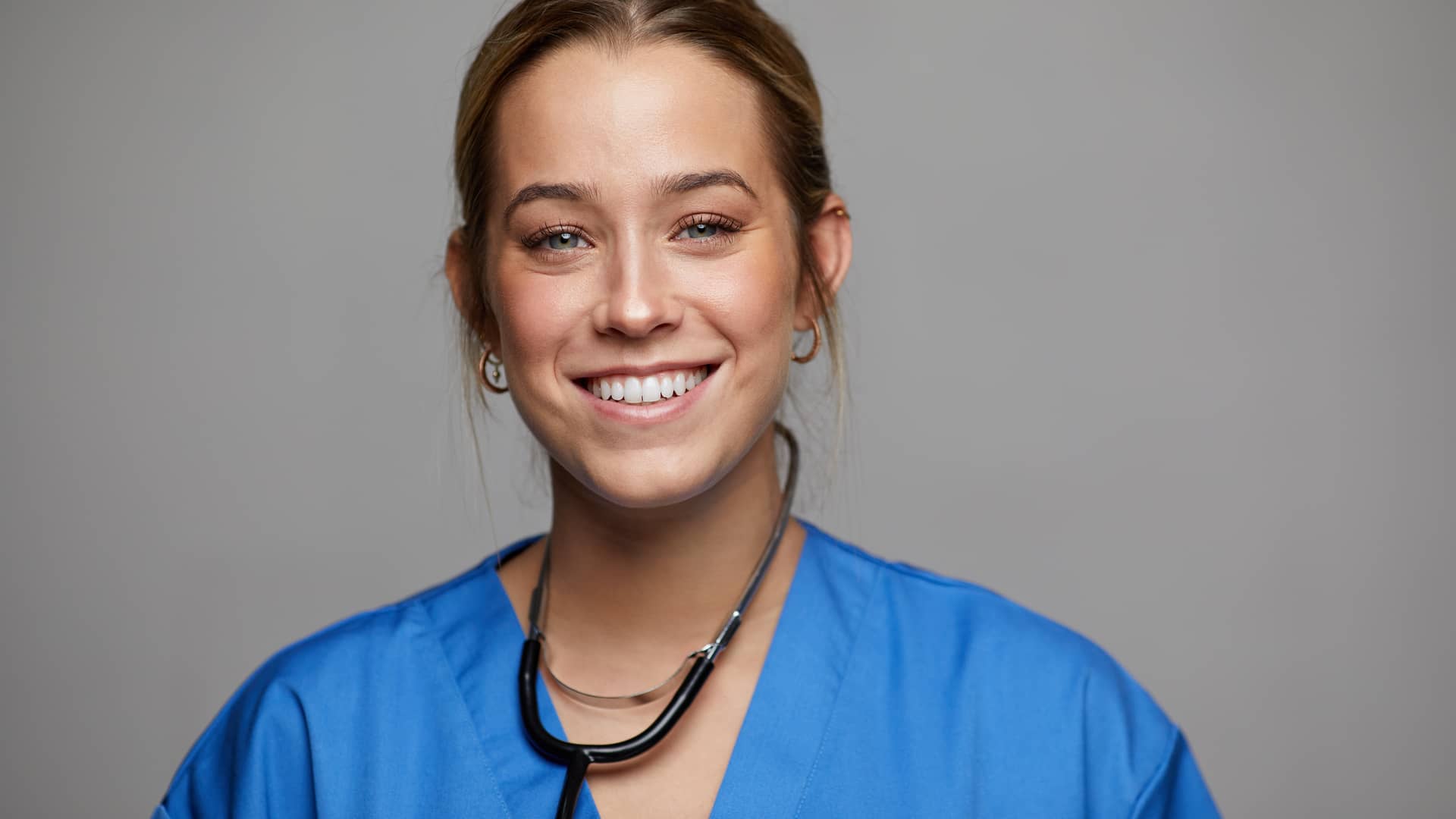 Médica de seguro de salud divina pastora sonriente