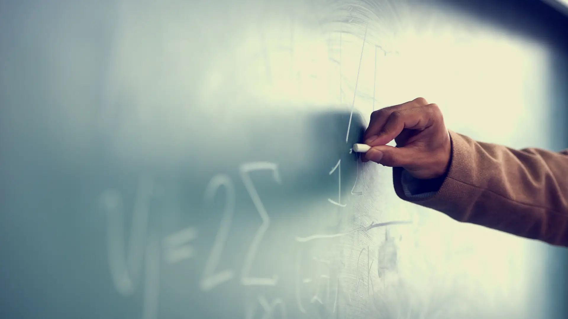 Profesor adscrito a muface escribiendo en la pizarra Profesor adscrito a muface escribiendo en la pizarra