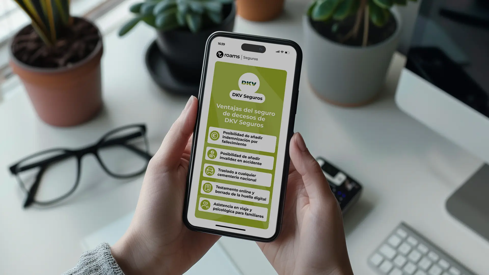 Pantalla de un smartphone que muestra las ventajas de los seguros de decesos de DVK Seguros. Pantalla de un smartphone que muestra las ventajas de los seguros de decesos de DVK Seguros.