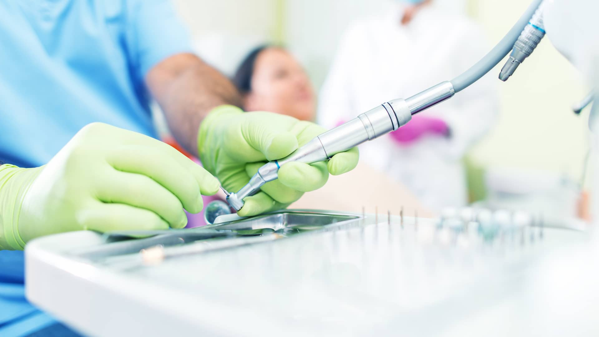 Dentista atendiendo a clienta con seguro dental de dkv Dentista atendiendo a clienta con seguro dental de dkv