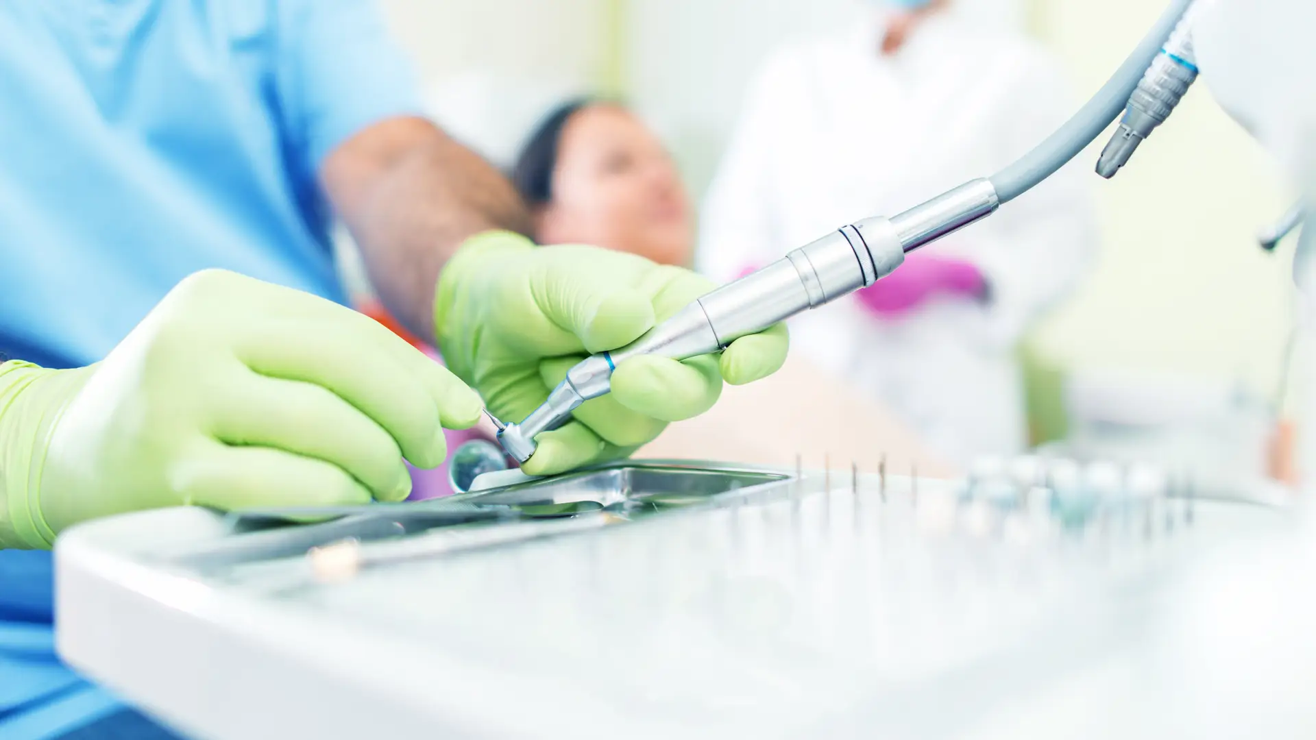 Dentista atendiendo a clienta con seguro dental de dkv Dentista atendiendo a clienta con seguro dental de dkv