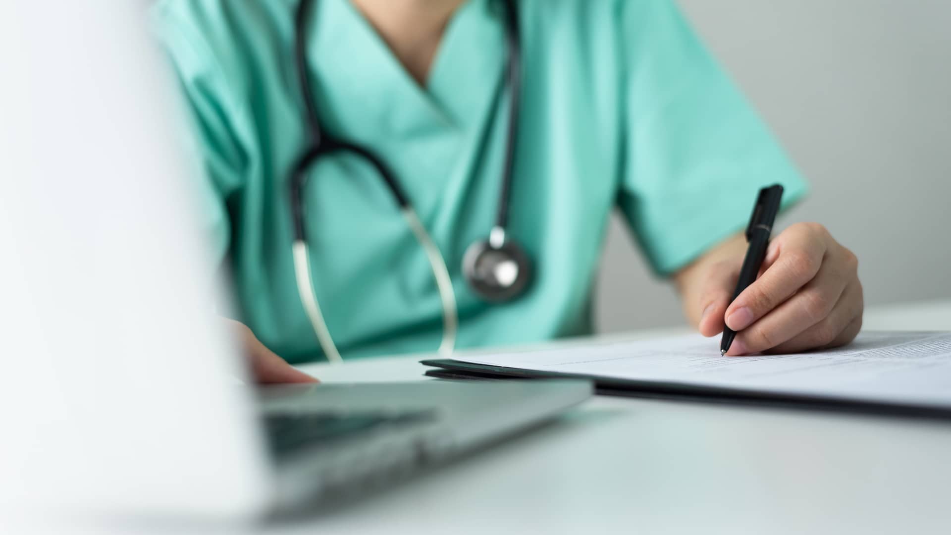 Médico de seguro de salud dkv tomando anotaciones