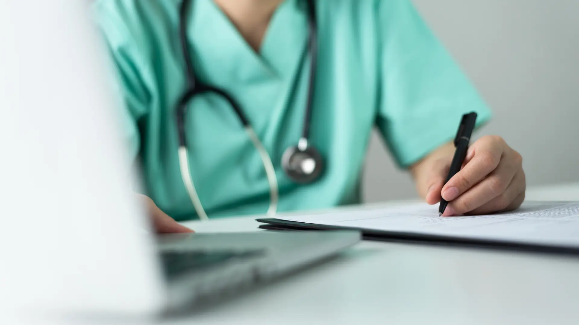 Médico de seguro de salud dkv tomando anotaciones Médico de seguro de salud dkv tomando anotaciones