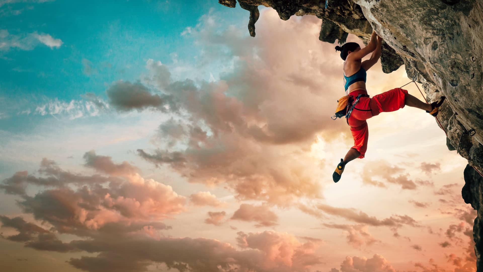 Joven practicando escalada con la tranquilidad que la da tener un seguro de vida con dkv Joven practicando escalada con la tranquilidad que la da tener un seguro de vida con dkv