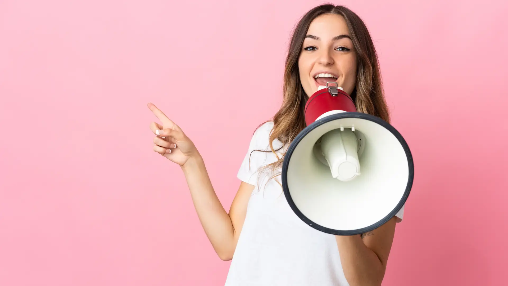 Una joven sobre fondo rosa con un megáfono que reprsenta las opiniones de Ergo Una joven sobre fondo rosa con un megáfono que reprsenta las opiniones de Ergo