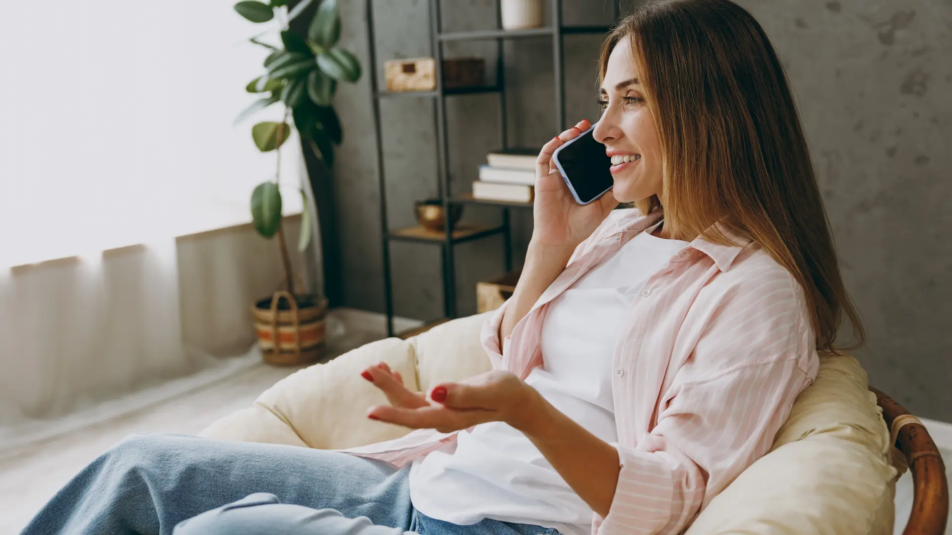 Una chica hablando por teléfono con la aseguradora Ergo Una chica hablando por teléfono con la aseguradora Ergo