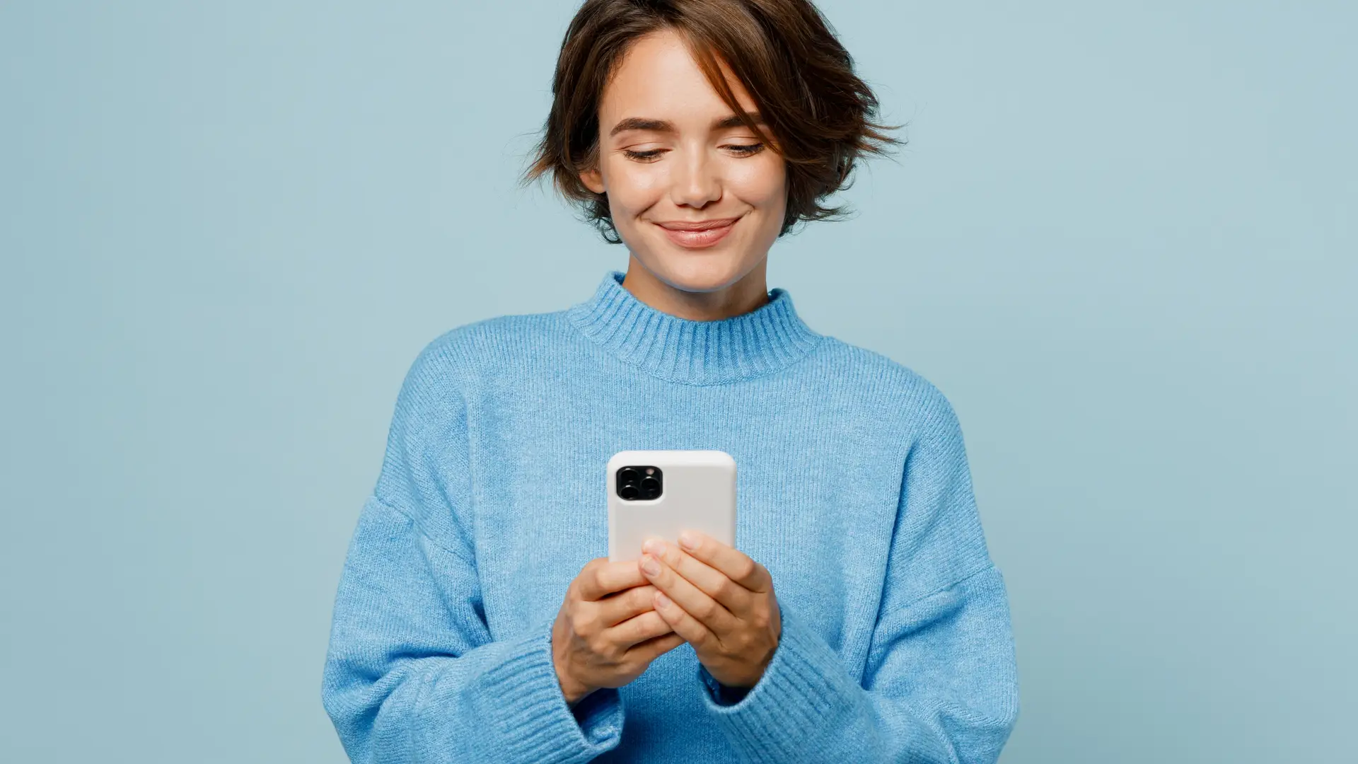 Una chica marcando en su móvil el teléfono de la aseguradora Europ Assistance Una chica marcando en su móvil el teléfono de la aseguradora Europ Assistance