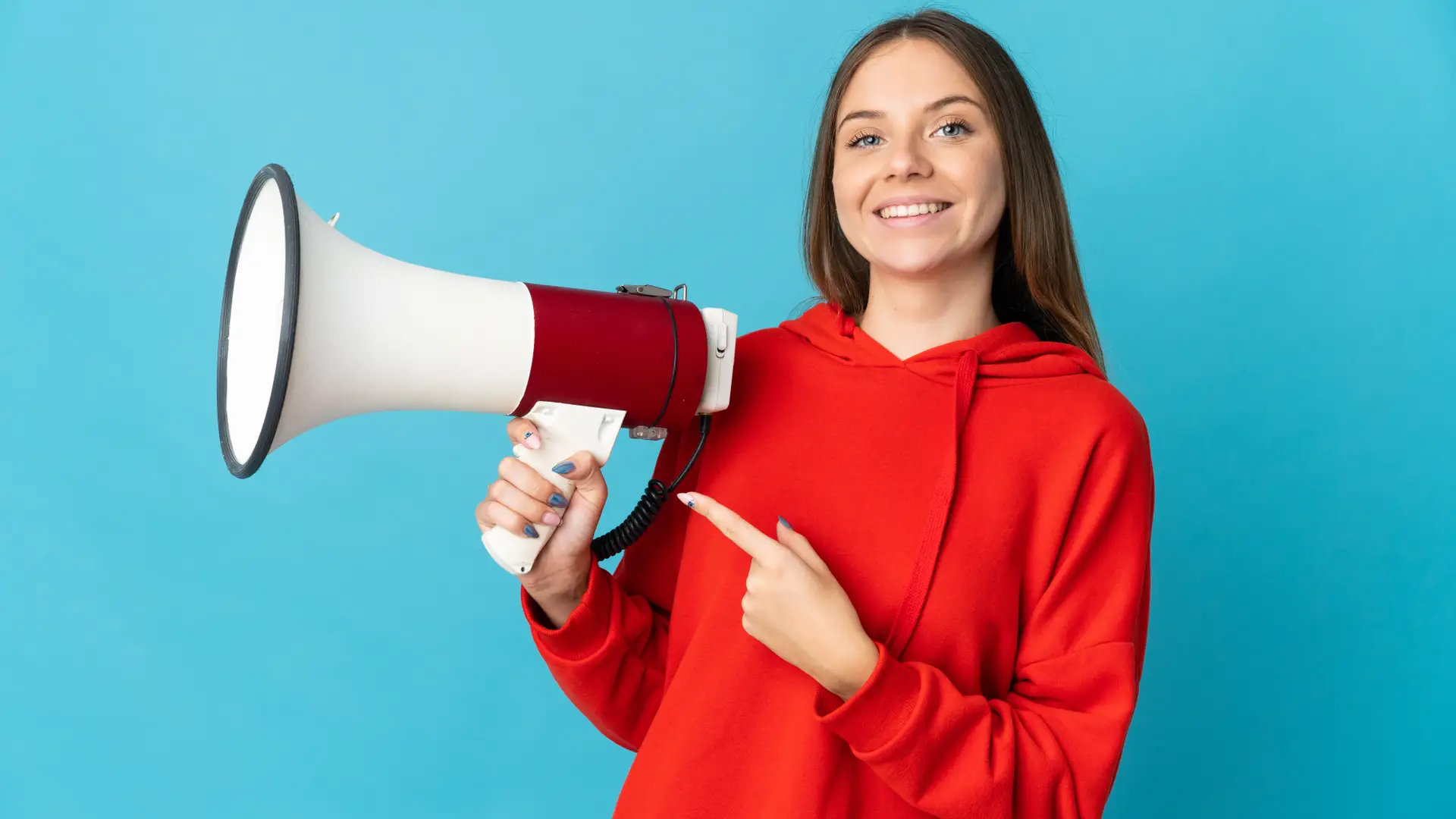 Una chica sujetando un megáfono que representa las opiniones de Fe Seguros