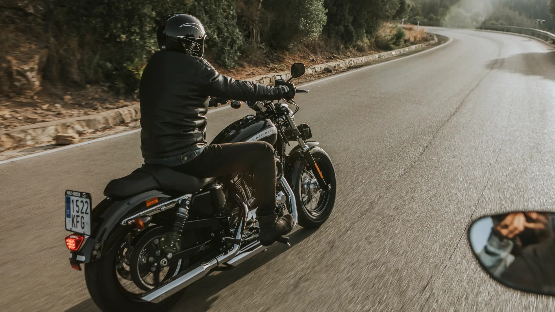 Hombre disfrutando de paseo en su moto asegurada con fenix directo