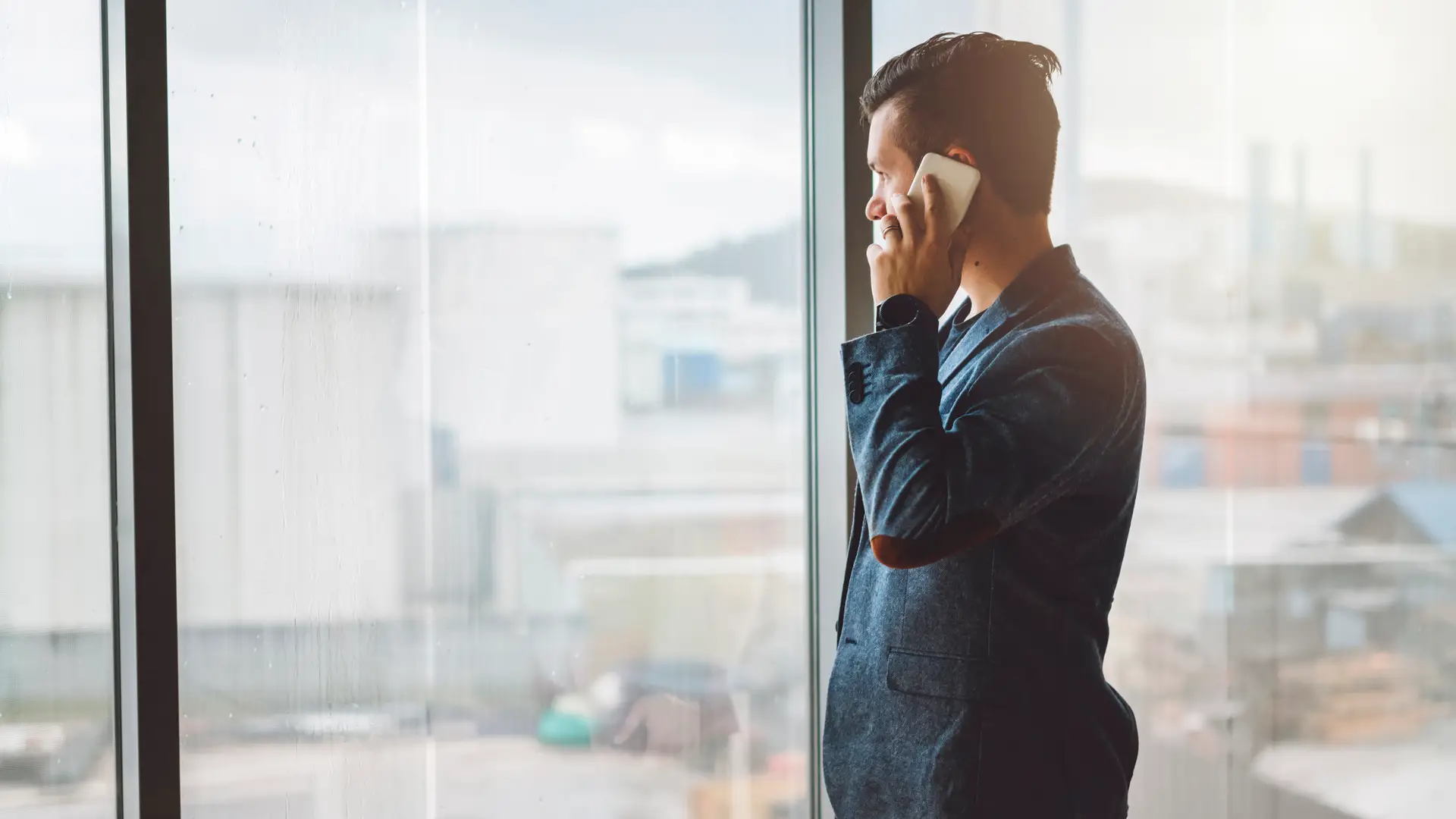 Hombre hablando por teléfono con teleoperador de fenix directo Hombre hablando por teléfono con teleoperador de fenix directo