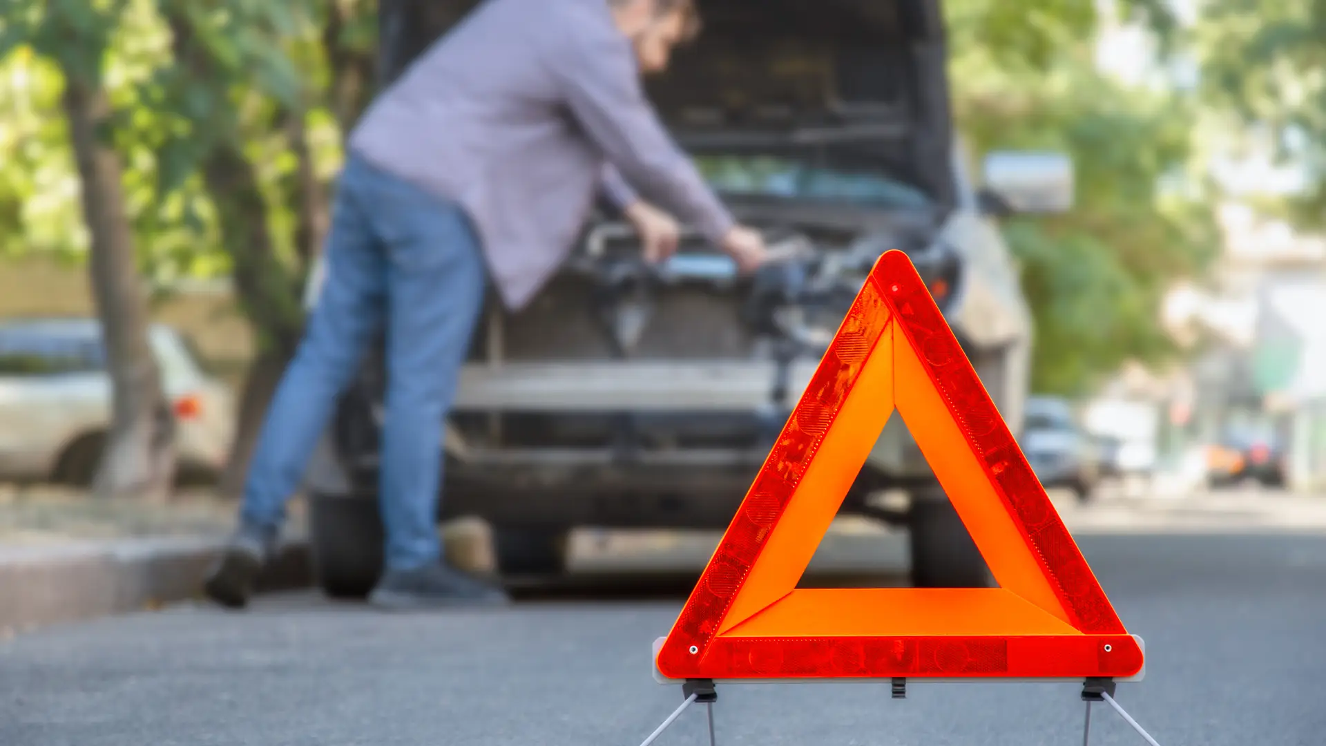 Un hombre aburrido preparando el paeleo para dar de baja sus seguros con Fiatc Un hombre aburrido preparando el paeleo para dar de baja sus seguros con Fiatc