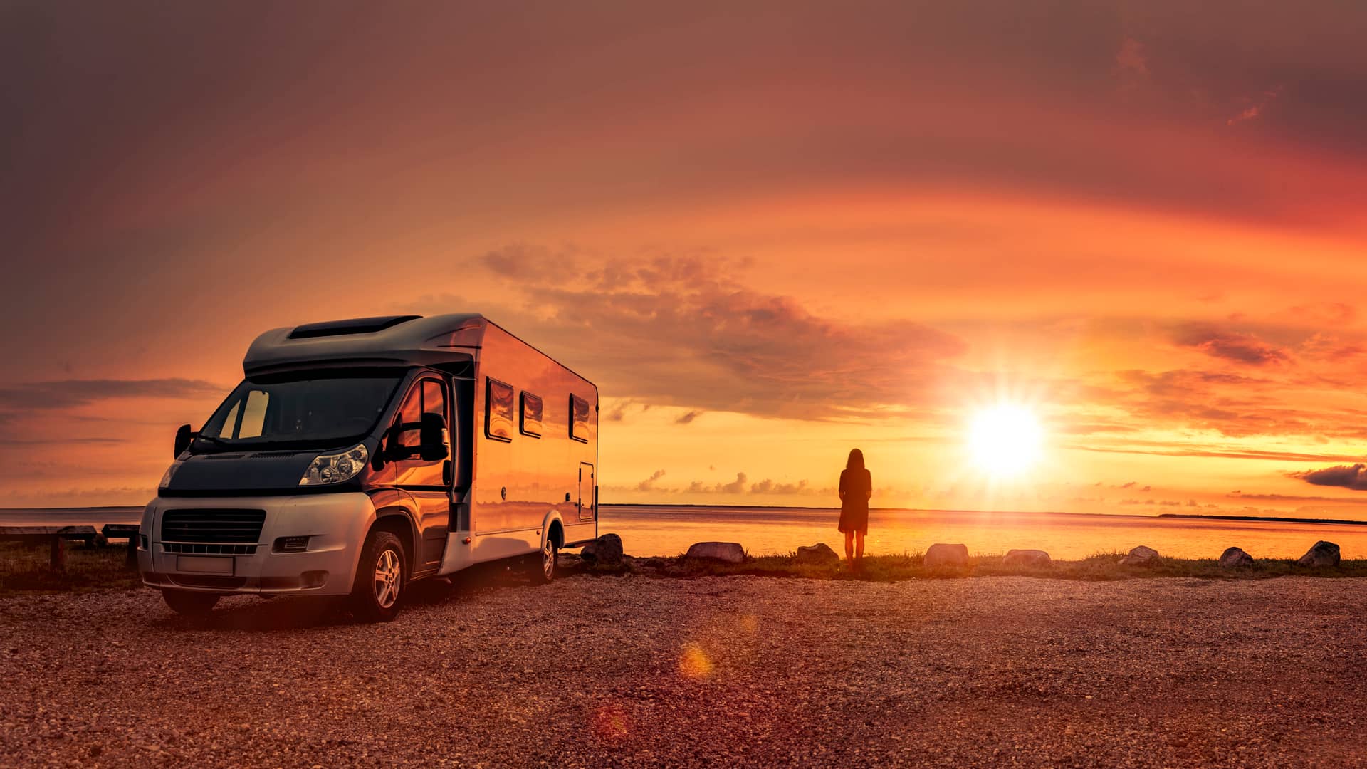 Persona al atardecer junto al mar con su caravana asegurada con fiatc Persona al atardecer junto al mar con su caravana asegurada con fiatc