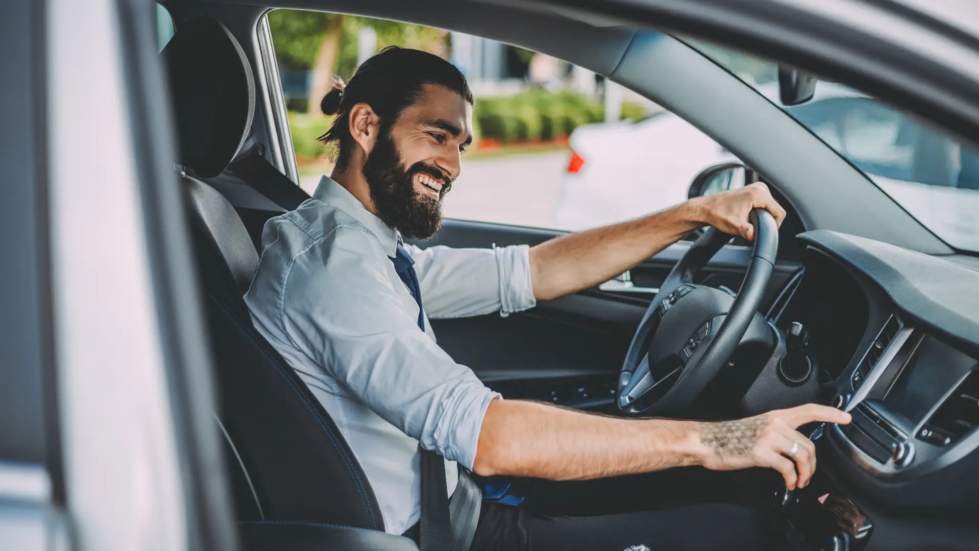 Joven con su coche asegurado por fiatc