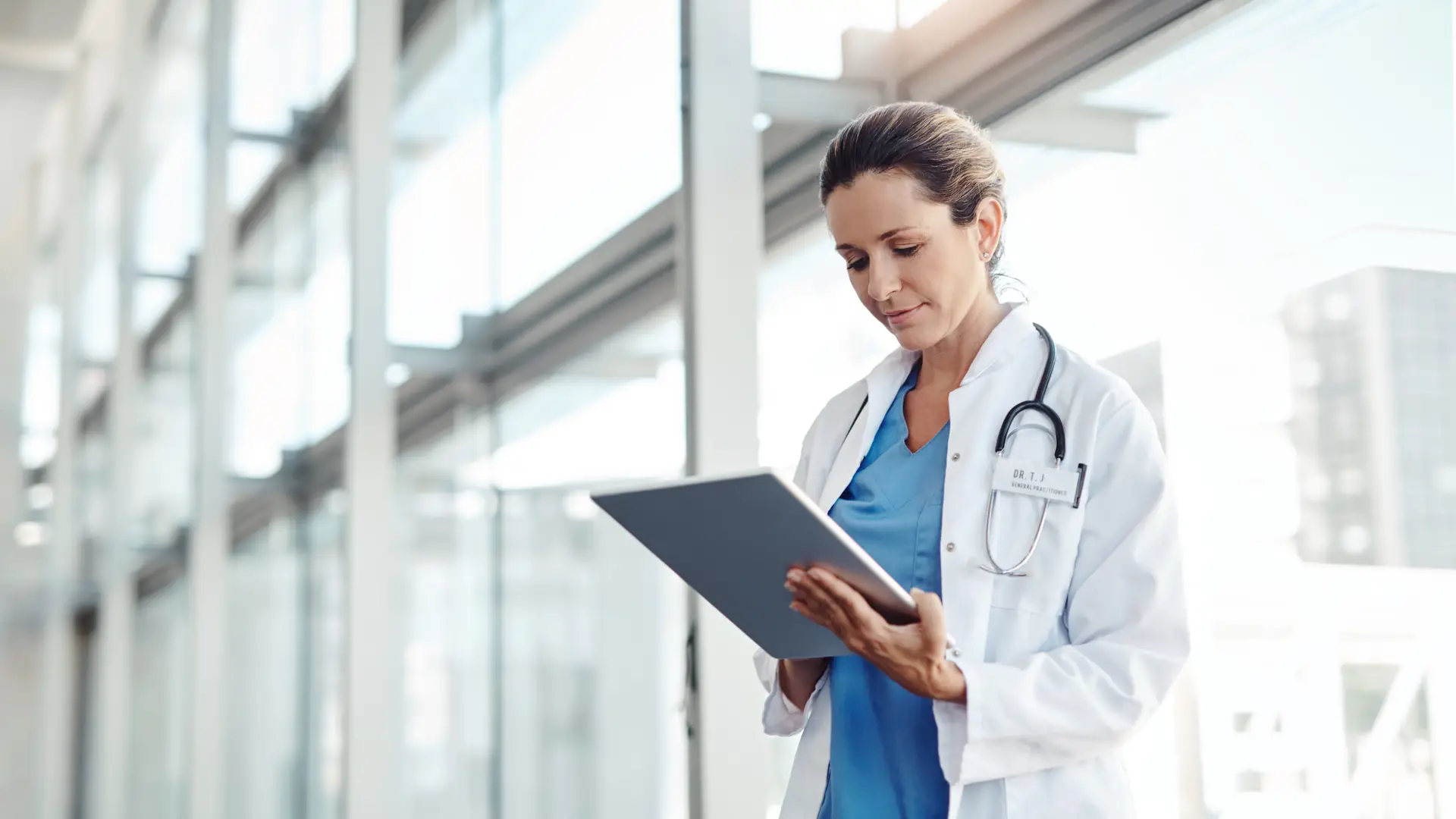 Médica de seguro de salud de fiatc revisando historial paciente Médica de seguro de salud de fiatc revisando historial paciente