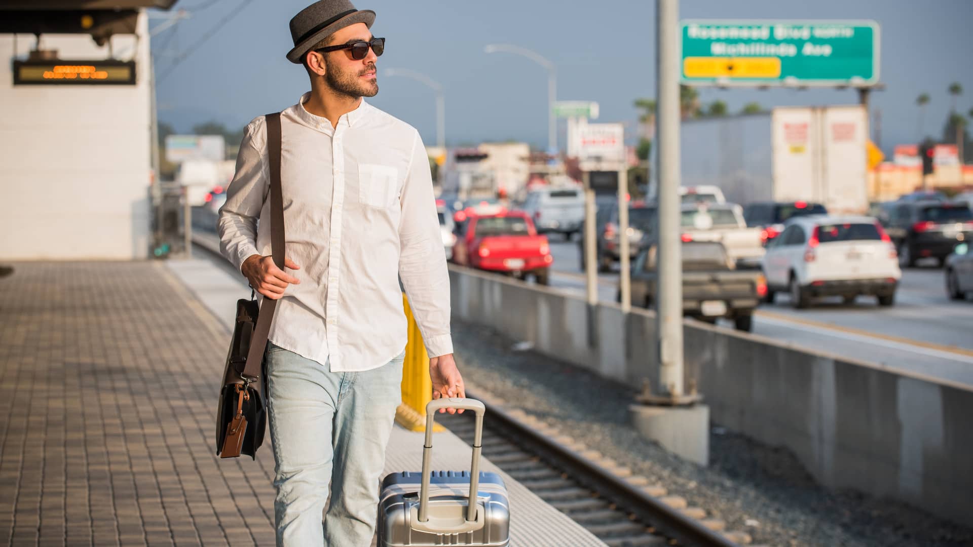 Hombre de vacaciones con seguro de viaje contratado con fiatc Hombre de vacaciones con seguro de viaje contratado con fiatc