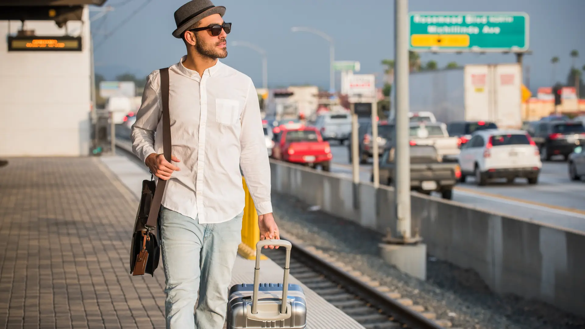 Hombre de vacaciones con seguro de viaje contratado con fiatc