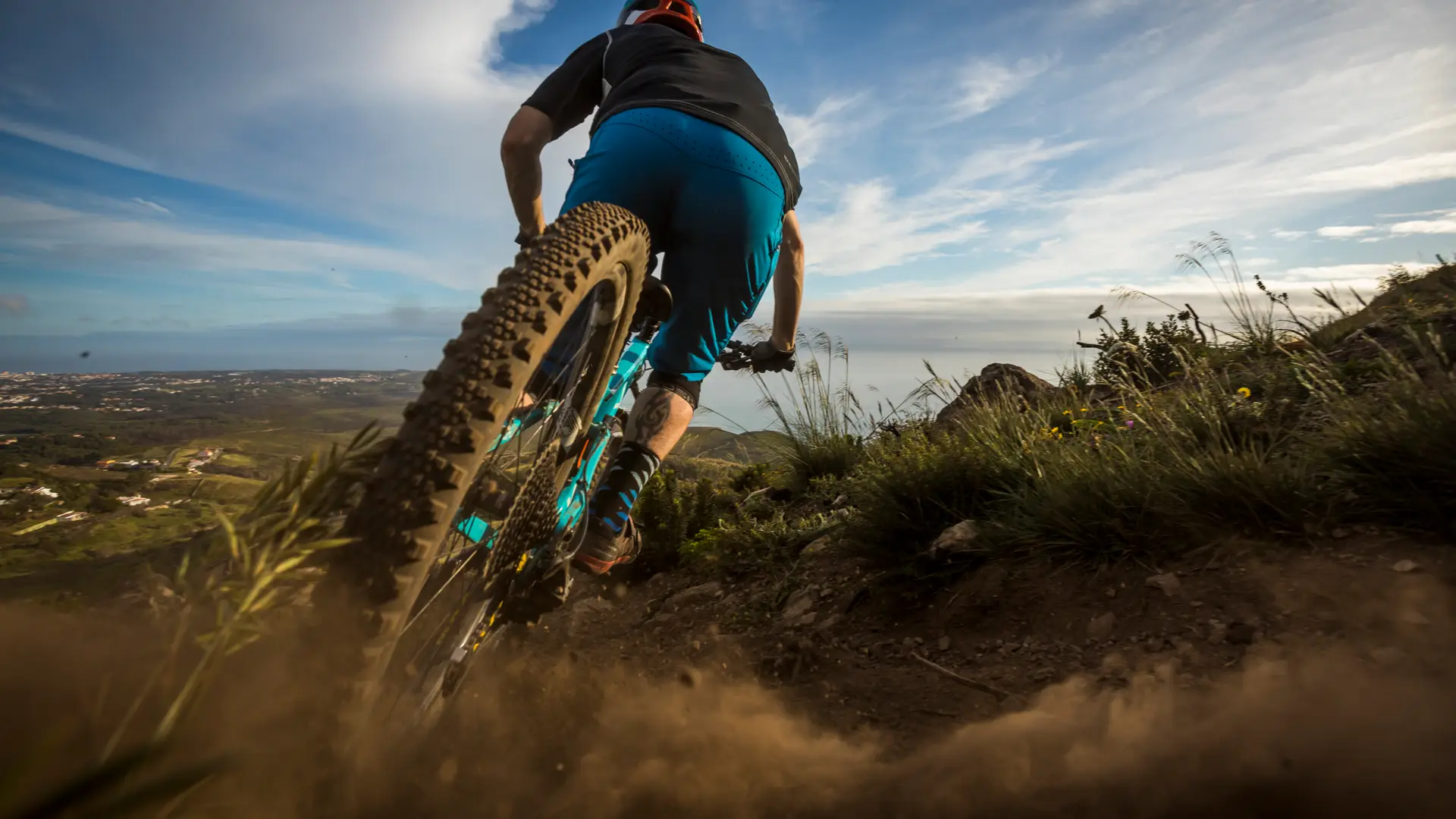Hombre con bicicleta de montaña entrenando con la seguridad que le da saber que tiene un seguro de vida con fiatc Hombre con bicicleta de montaña entrenando con la seguridad que le da saber que tiene un seguro de vida con fiatc