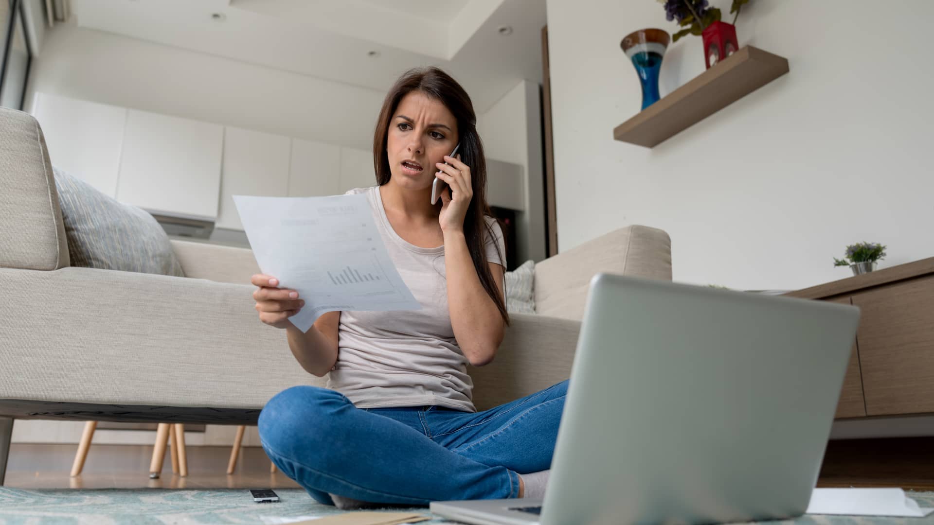 Persona hablando por teléfono para dar de baja servicios de generali