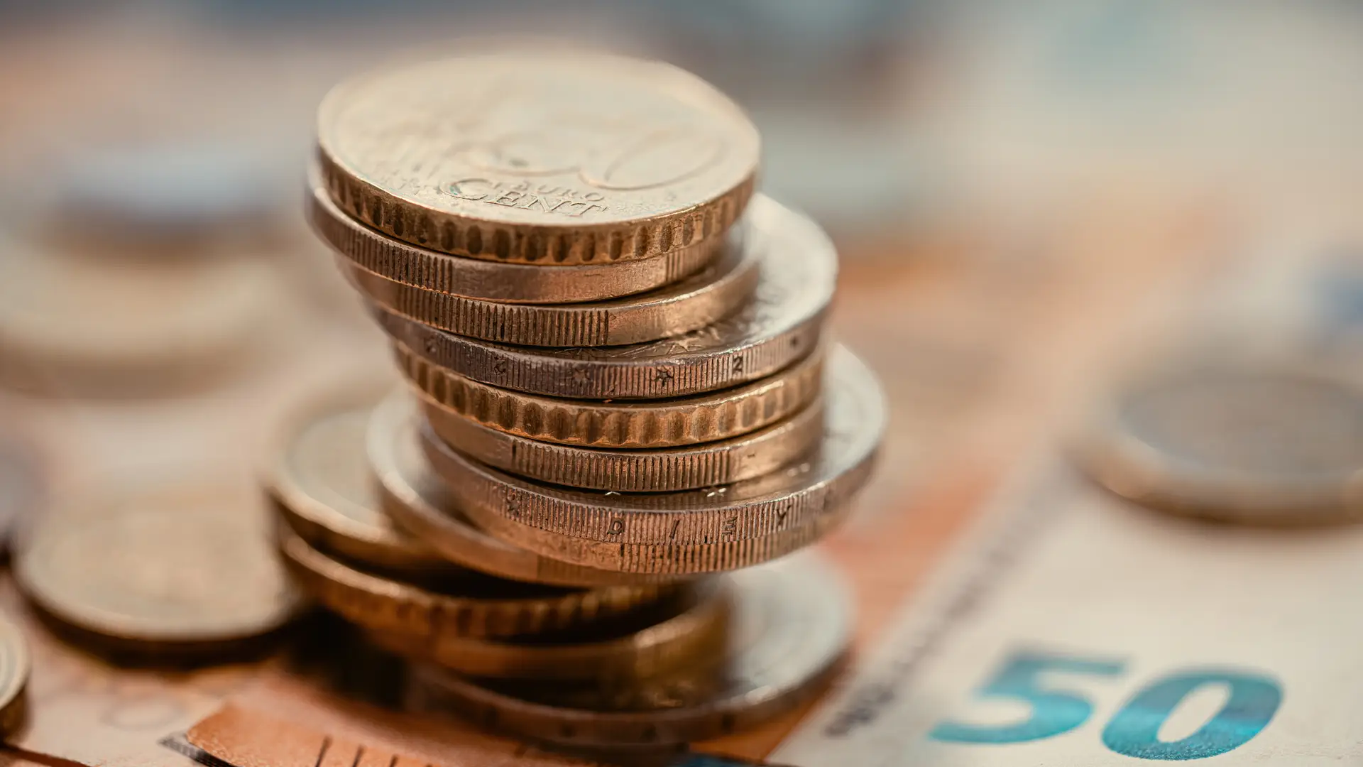 monedas y billetes que representan los fondos de inversion de generali monedas y billetes que representan los fondos de inversion de generali