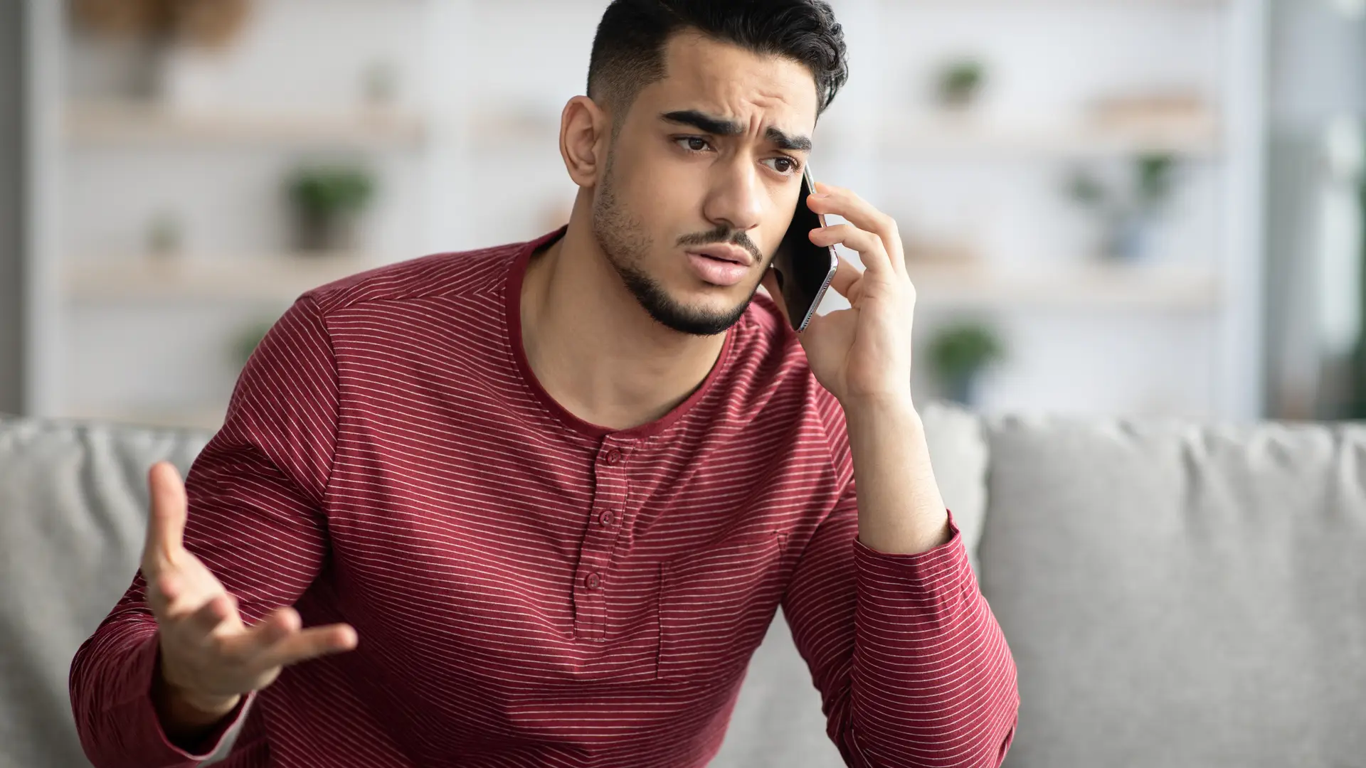 joven enfadado hablando por telefono minetras pone una reclamacion a la aseguradora generali joven enfadado hablando por telefono minetras pone una reclamacion a la aseguradora generali