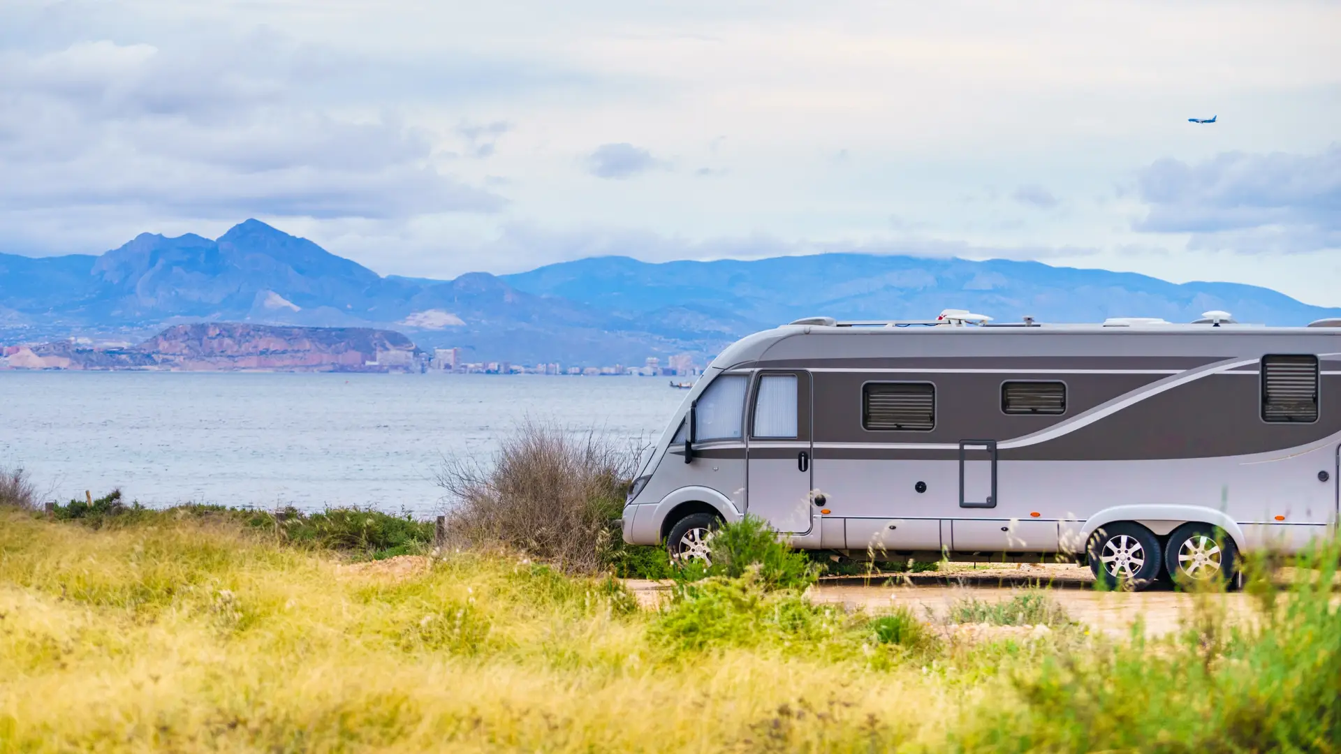 una autocaravana asegurada con generali aparacada en un mirador en el campo una autocaravana asegurada con generali aparacada en un mirador en el campo