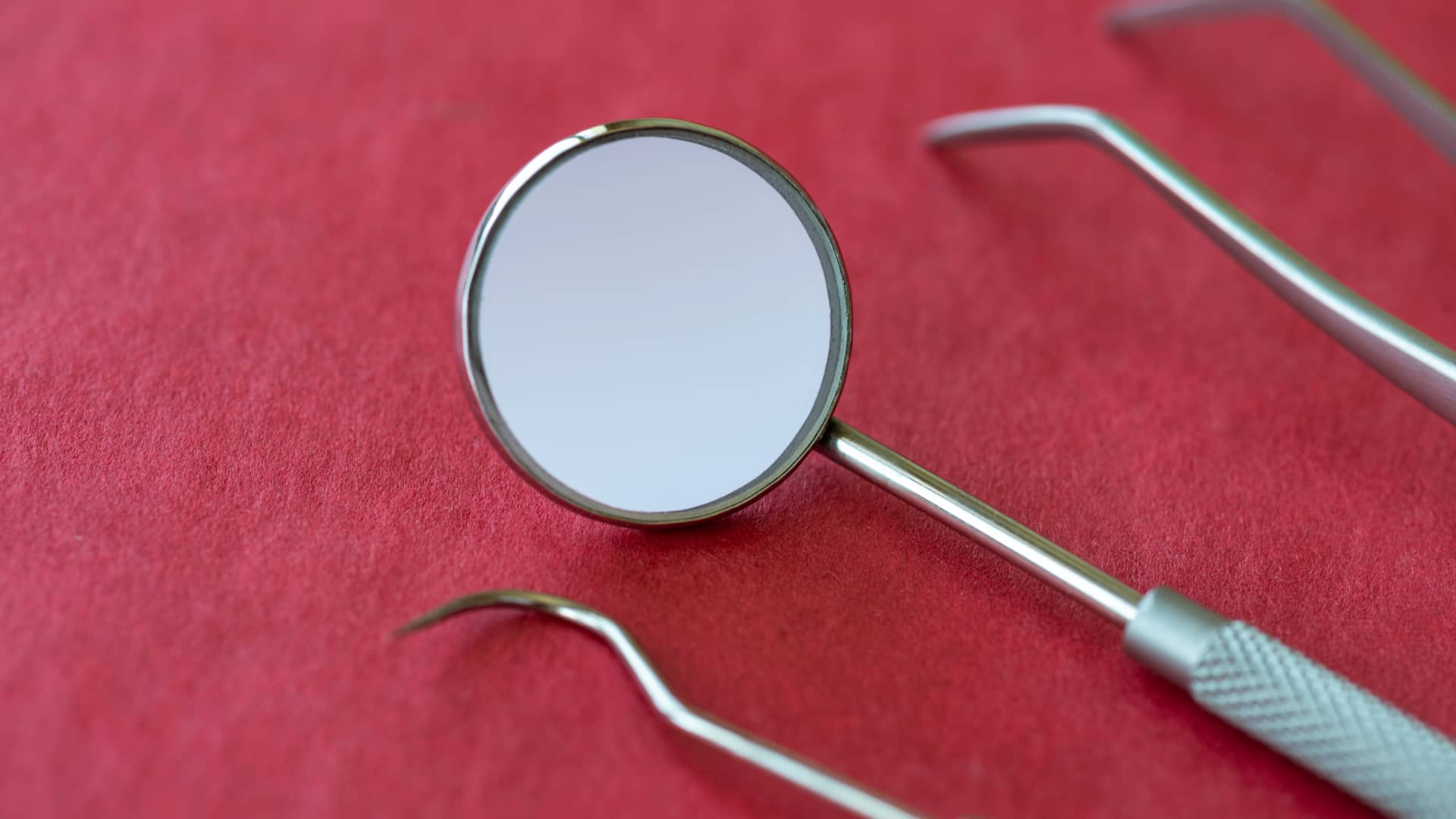 Utensilios de trabajo de dentista colaborador con aseguradora generali que oferece seguros dentales