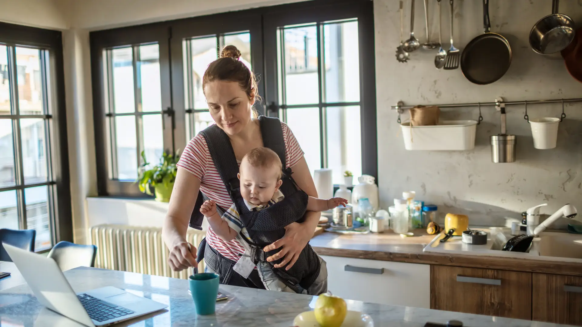 Mujer ultimando cosas antes de marcharse de su casa con seguro de hogar generali Mujer ultimando cosas antes de marcharse de su casa con seguro de hogar generali